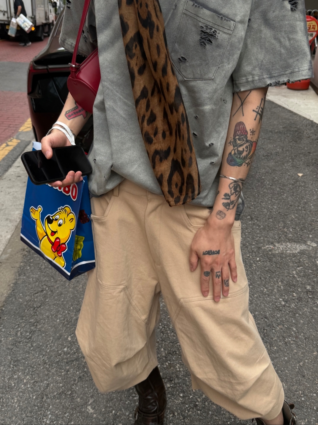ROARINGRAD 26 Parachute Bermuda Pants Beige, ROARINGRAD Washed Distressed T-Shirt Gray 착용 스타일 - 2