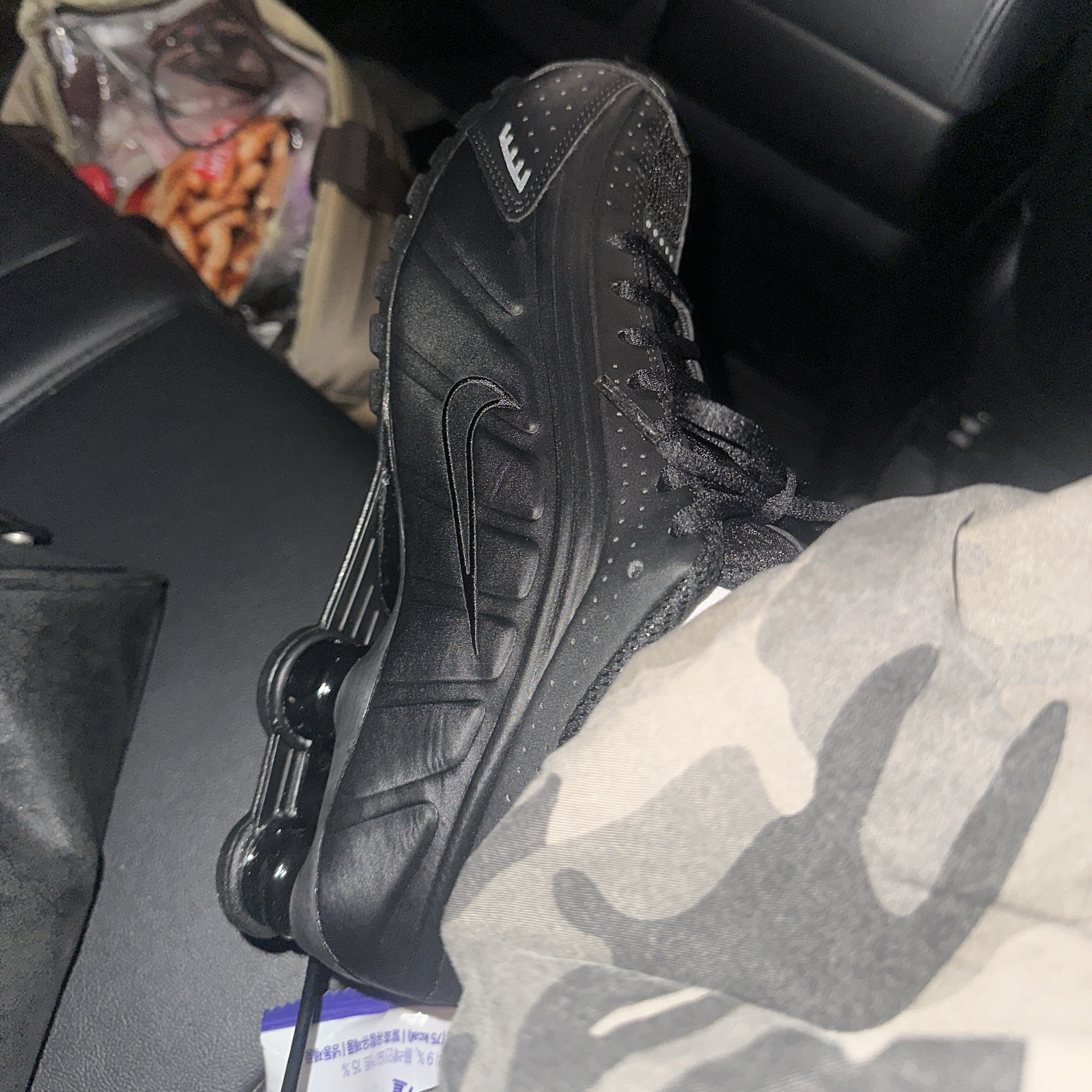 (W) Nike Shox R4 Black 착용 스타일 - 1
