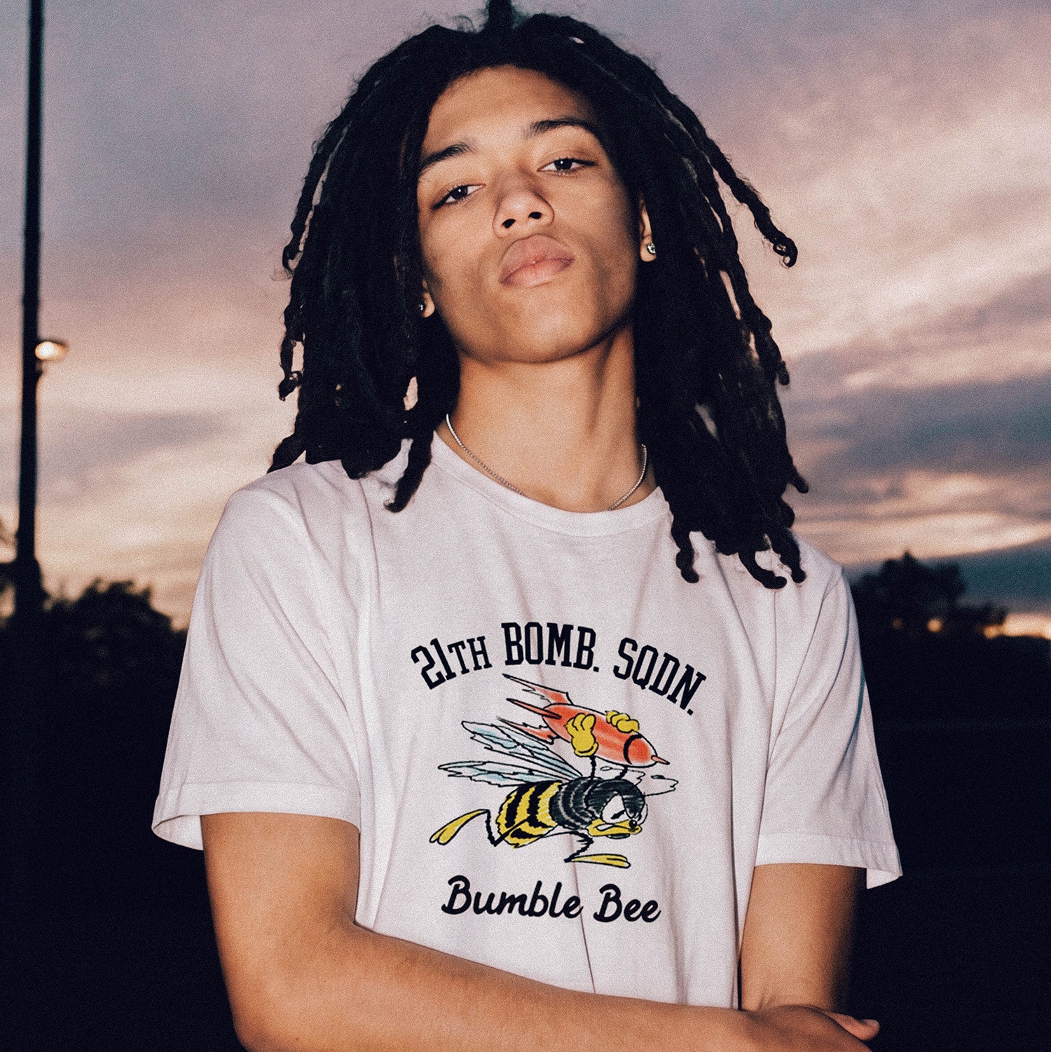 Gildan X American Collection Bumble Bee T-Shirt White 착용 스타일