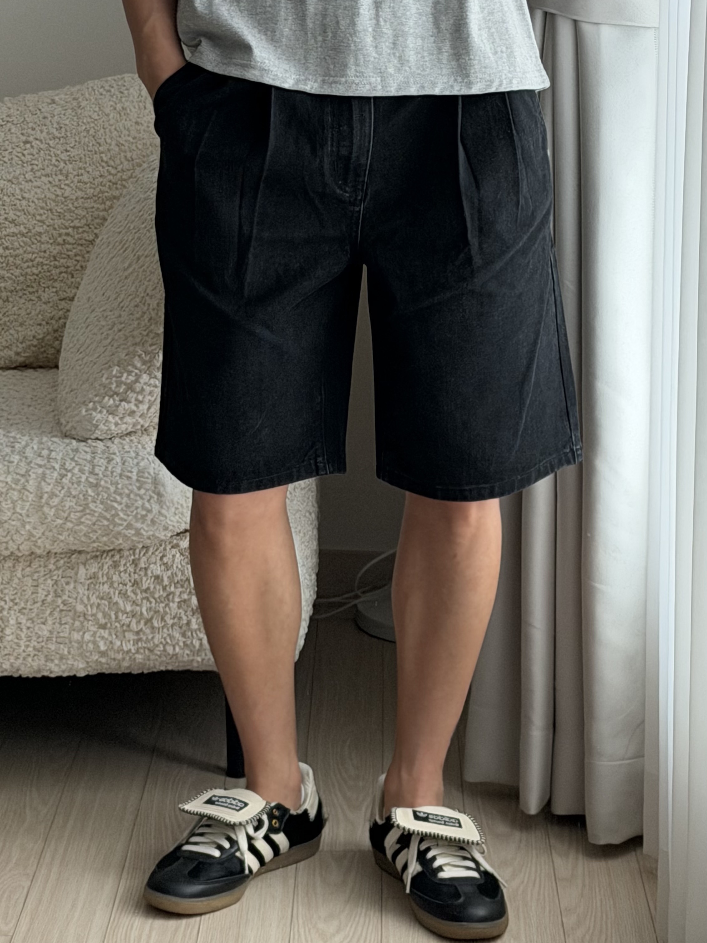 [KREAM 단독][니티드X림박스] Knitted Relaxed Washing Denim Two-Tuck Cinch Back Shorts Black, [KREAM 단독][니티드X림박스] Knitted Relaxed Washing Denim Two-Tuck Cinch Back Shorts Washing Blue 착용 스타일