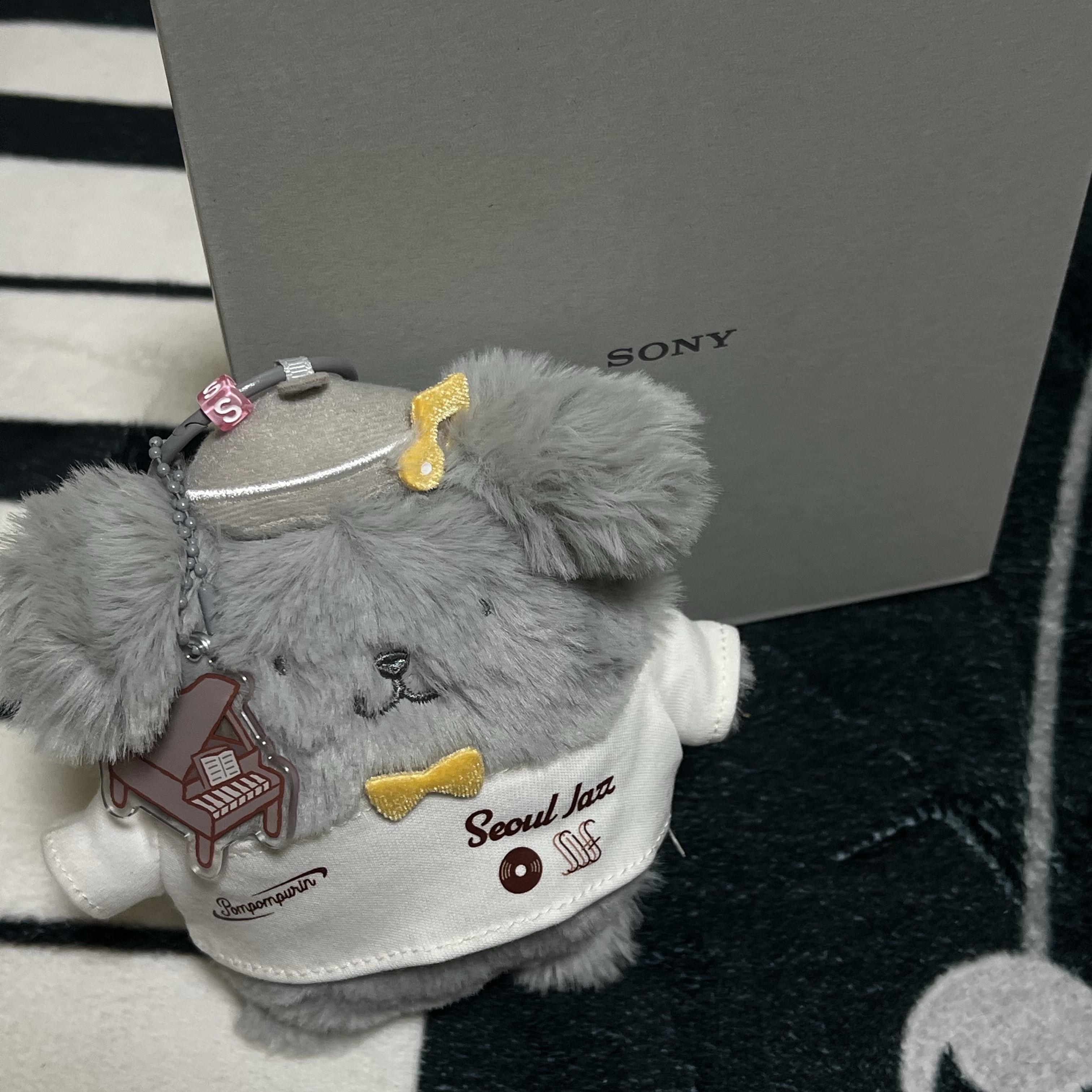 SJF X POMPOMPURIN PLUSH KEYCHAIN - GRAY 착용 스타일 - 2