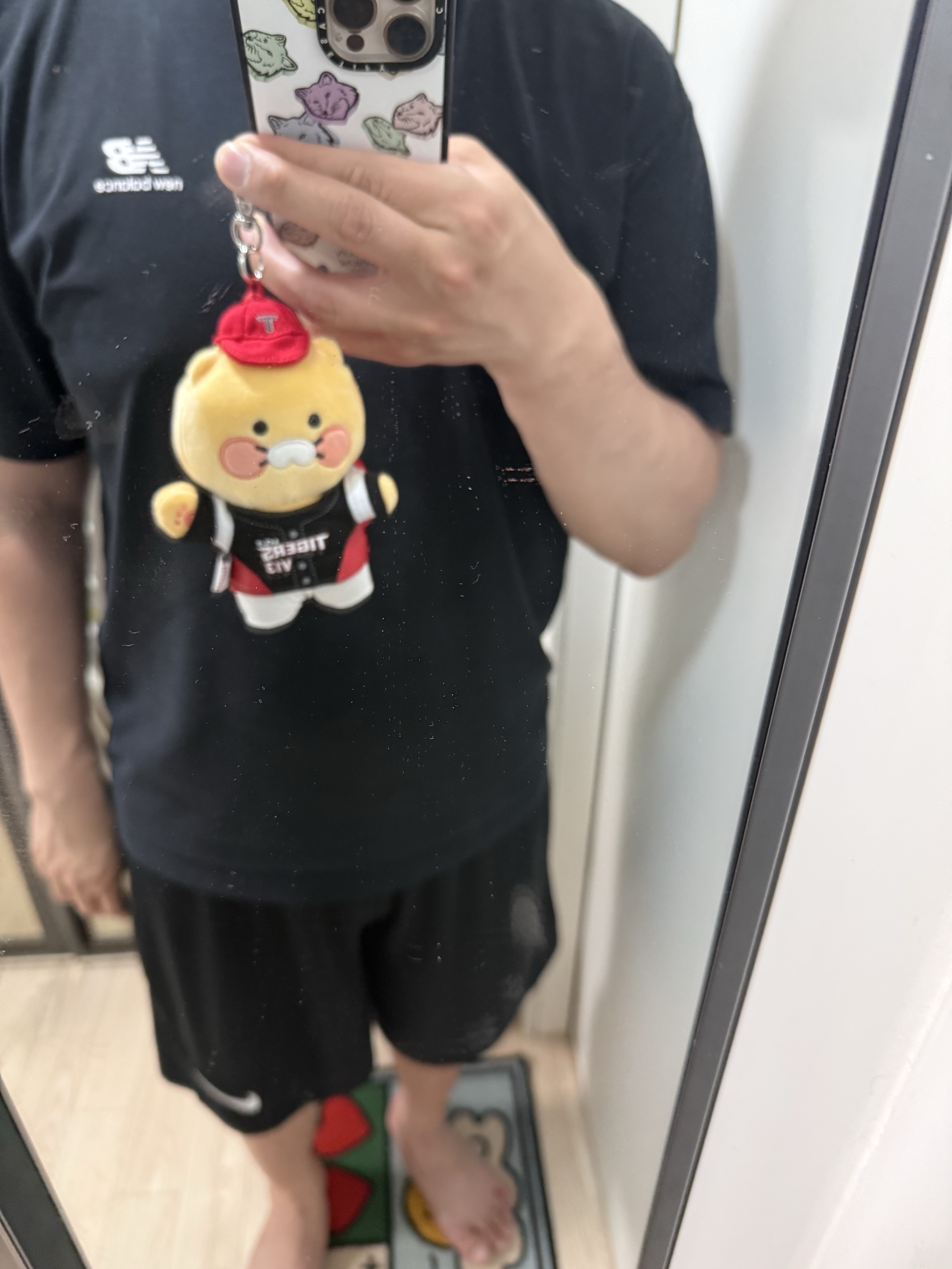 KBO x Kakao Friends Choonsik Keyring KIA Tigers V13 착용 스타일