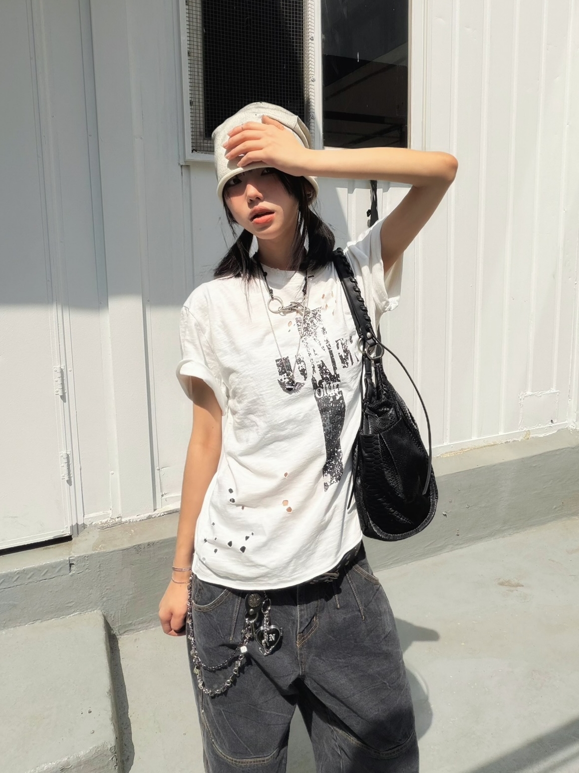 ROARINGRAD Cross Damage Slub T-Shirt White, ROARINGRAD Dirty Knit Beanie Ivory 착용 스타일 - 3