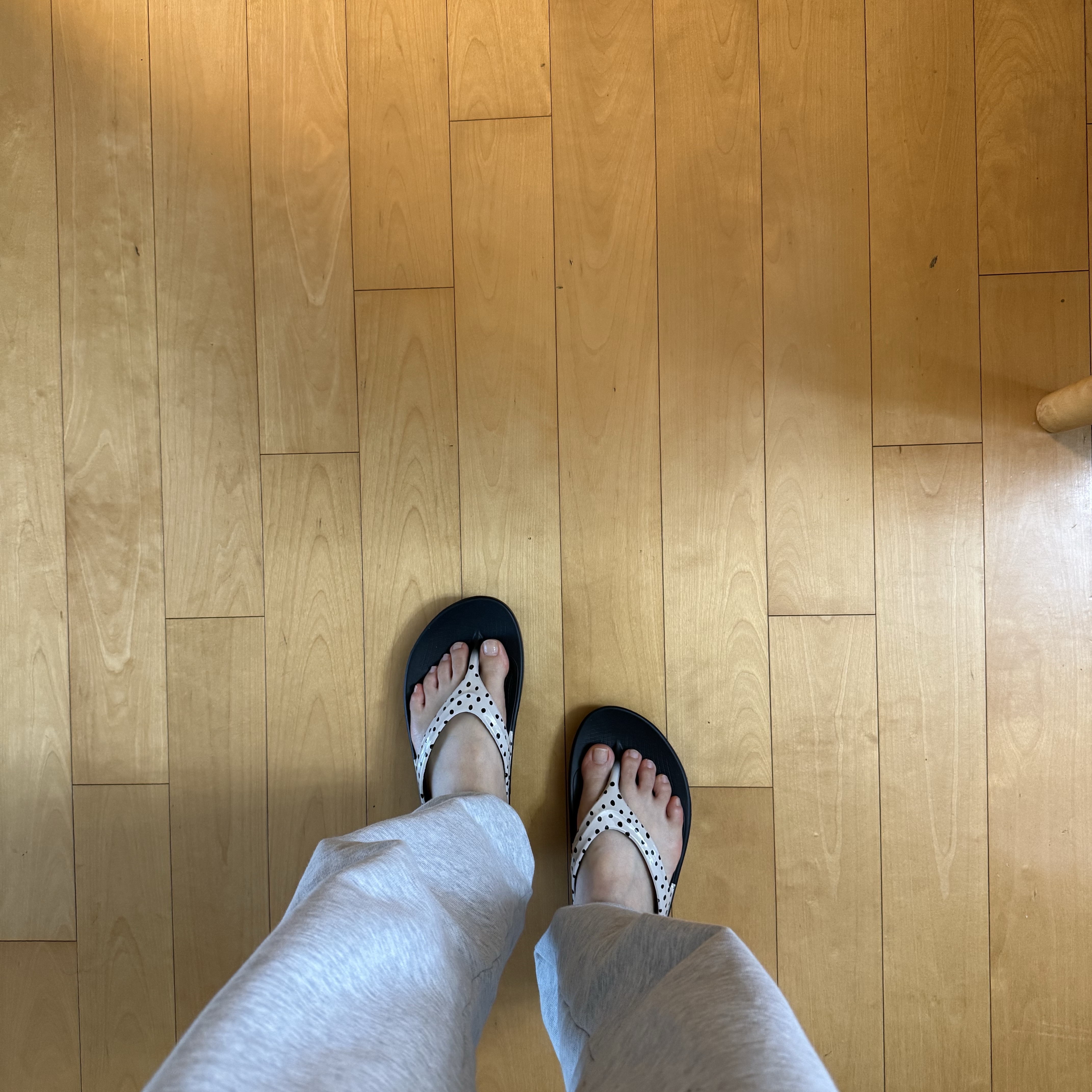 [10% 적립] OOFOS Oolala Ltd Cream Unisex Flip-Flops 착용 스타일