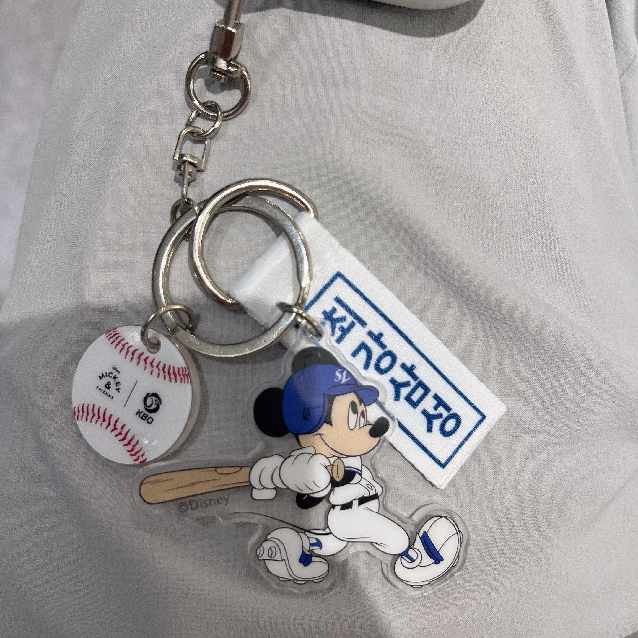Disney MICKEY&FRIENDS KBO Acrylic Keyring Batter 착용 스타일