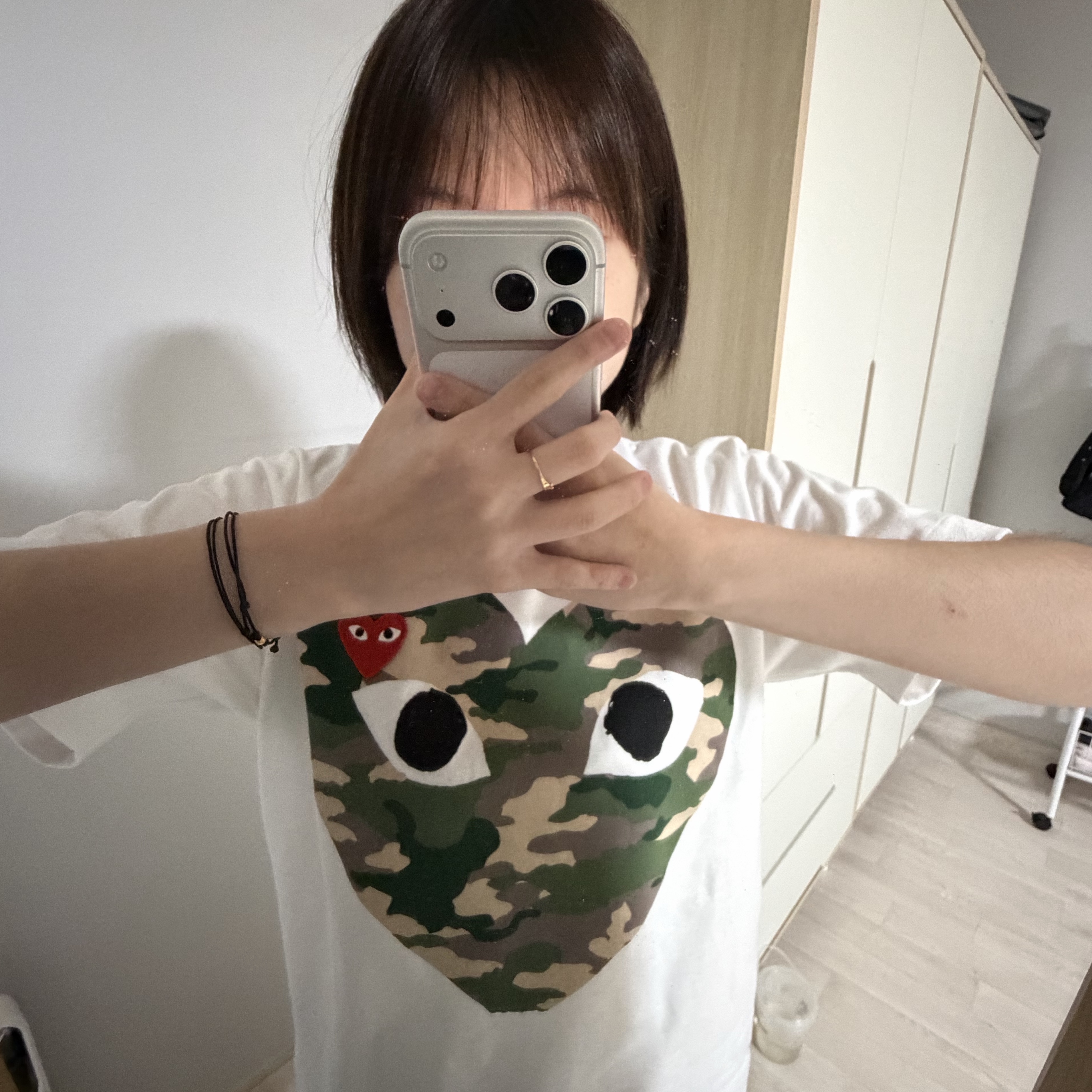 (W) Play Comme Des Garcons 5 Hearts Zip-Up Sweatshirt Grey, Play Comme des Garcons Camouflage Heart T-Shirt White 착용 스타일 - 2