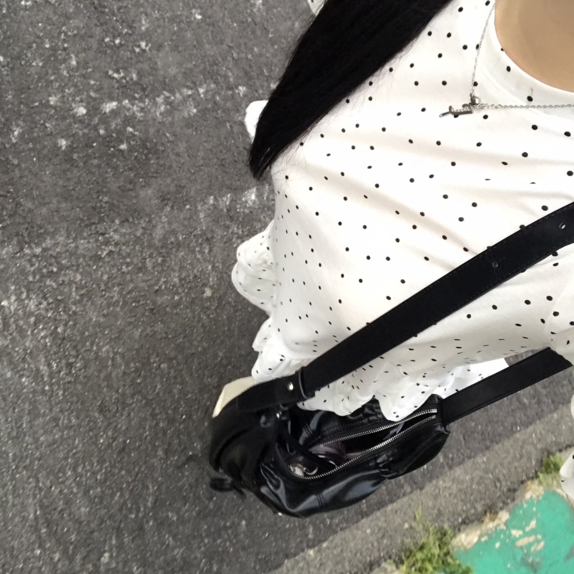 Matin Kim Half Shirring Ribbon Round Bag Black 착용 스타일 - 3