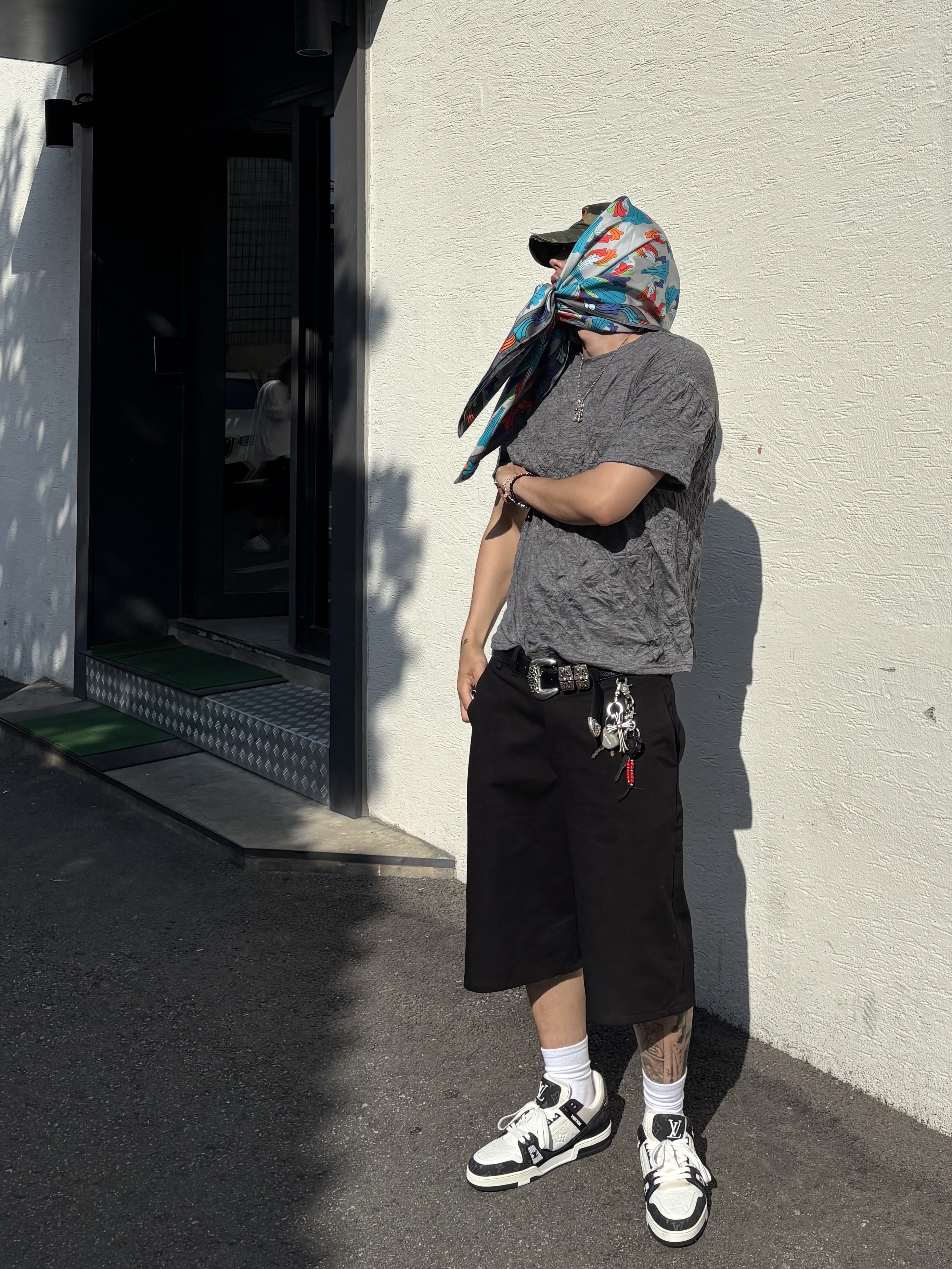 Louis Vuitton LV Trainer Sneakers Monogram Denim Black, Chrome Hearts Ceiling Scarf Gray Twill Multicolor 착용 스타일 - 1