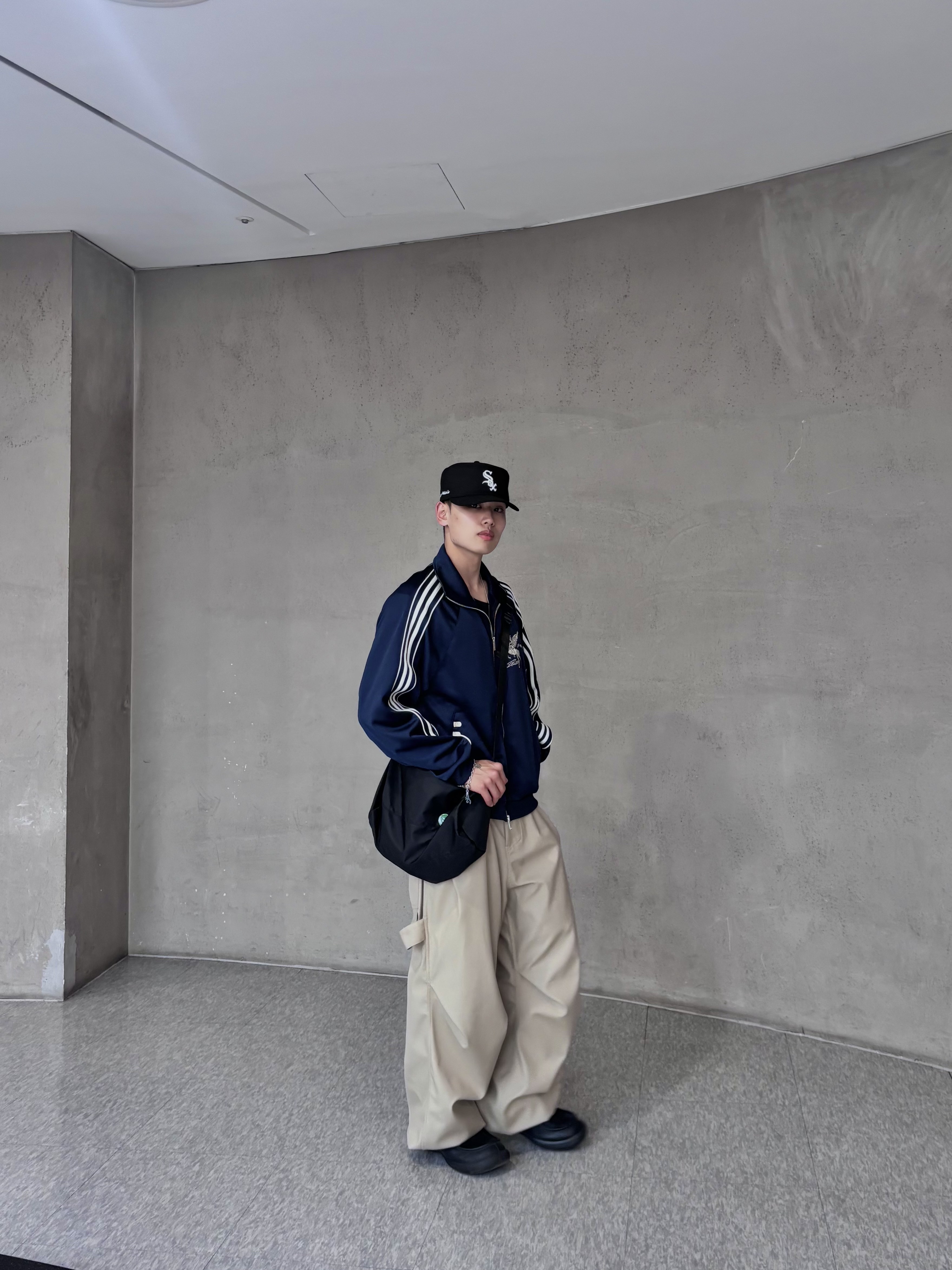 [트리플적립] PACOSPLY Falling Angel Sports Jacket Navy, [예약 배송] Kamien x KOIN SEOUL 247 All Day Slacks Beige 착용 스타일 - 4