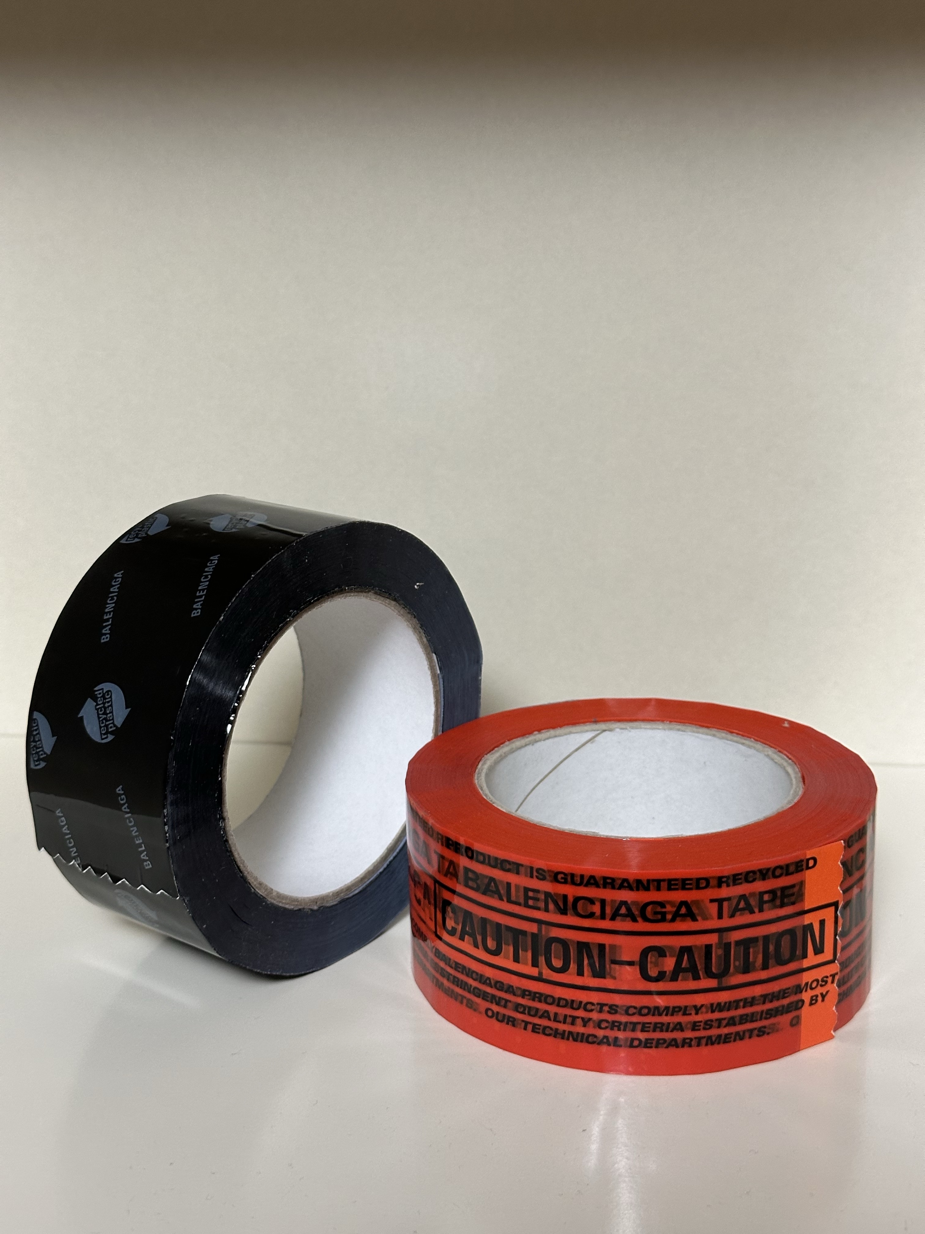 Supreme x Nichiban Packing Tape Multicolor (1 Roll) - 26SS, Supreme x Nichiban Packing Tape Red (1 Roll) - 26SS 착용 스타일