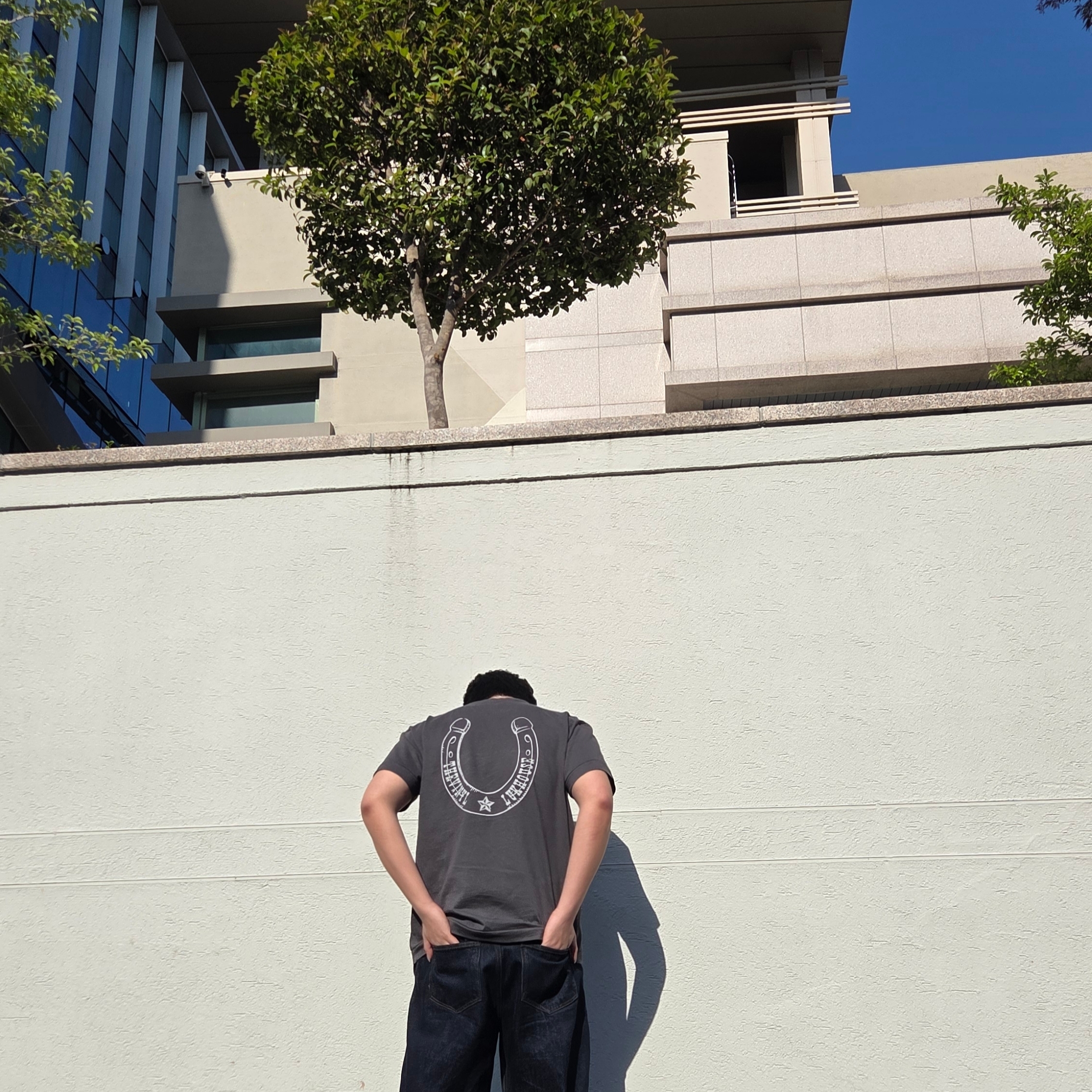 [KREAM 단독] Thevinylhouse Lucky House Tee Charcoal 착용 스타일 - 3