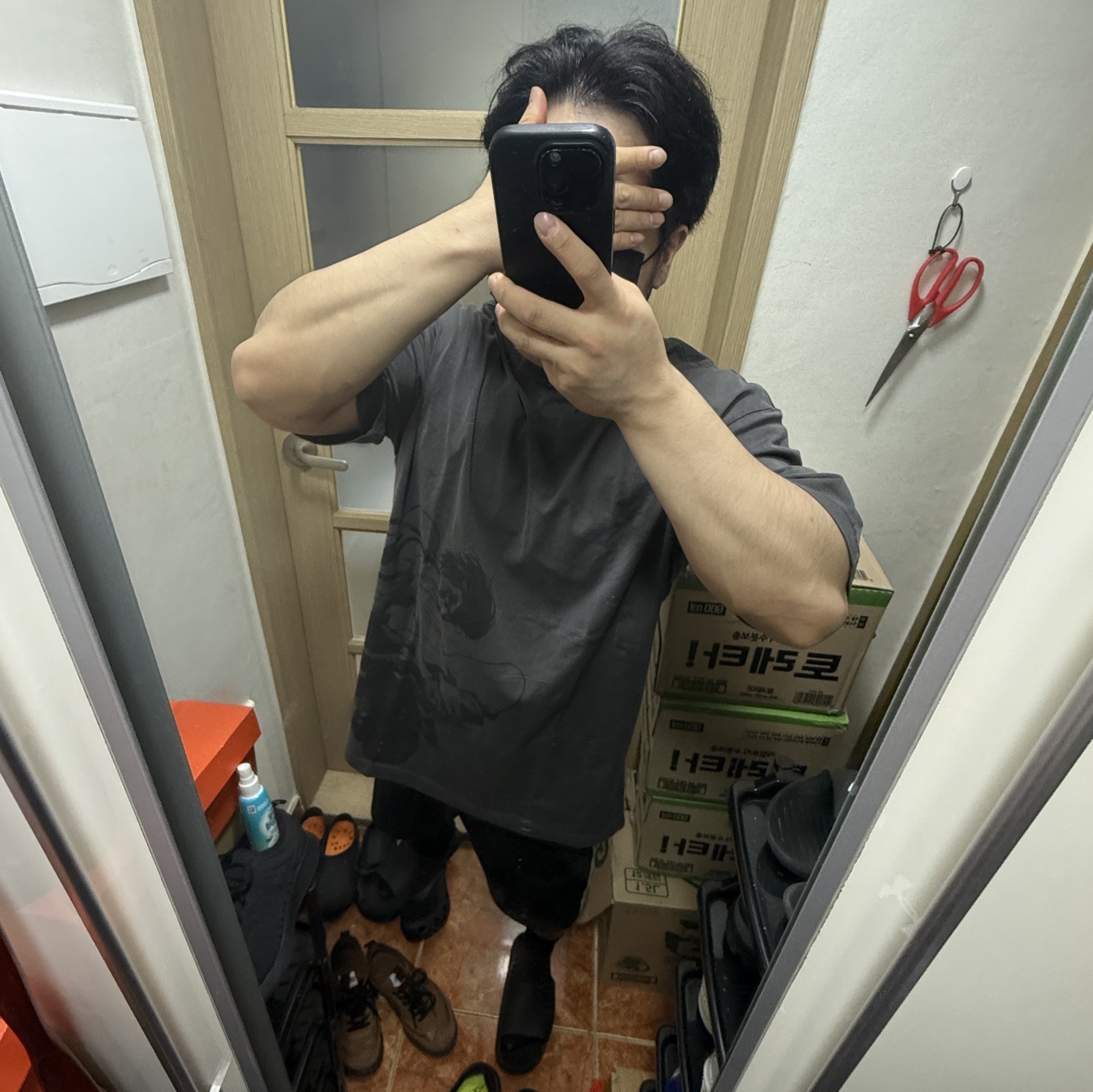 Spao x Attack on Titan Short Sleeve T-Shirt Charcoal 착용 스타일