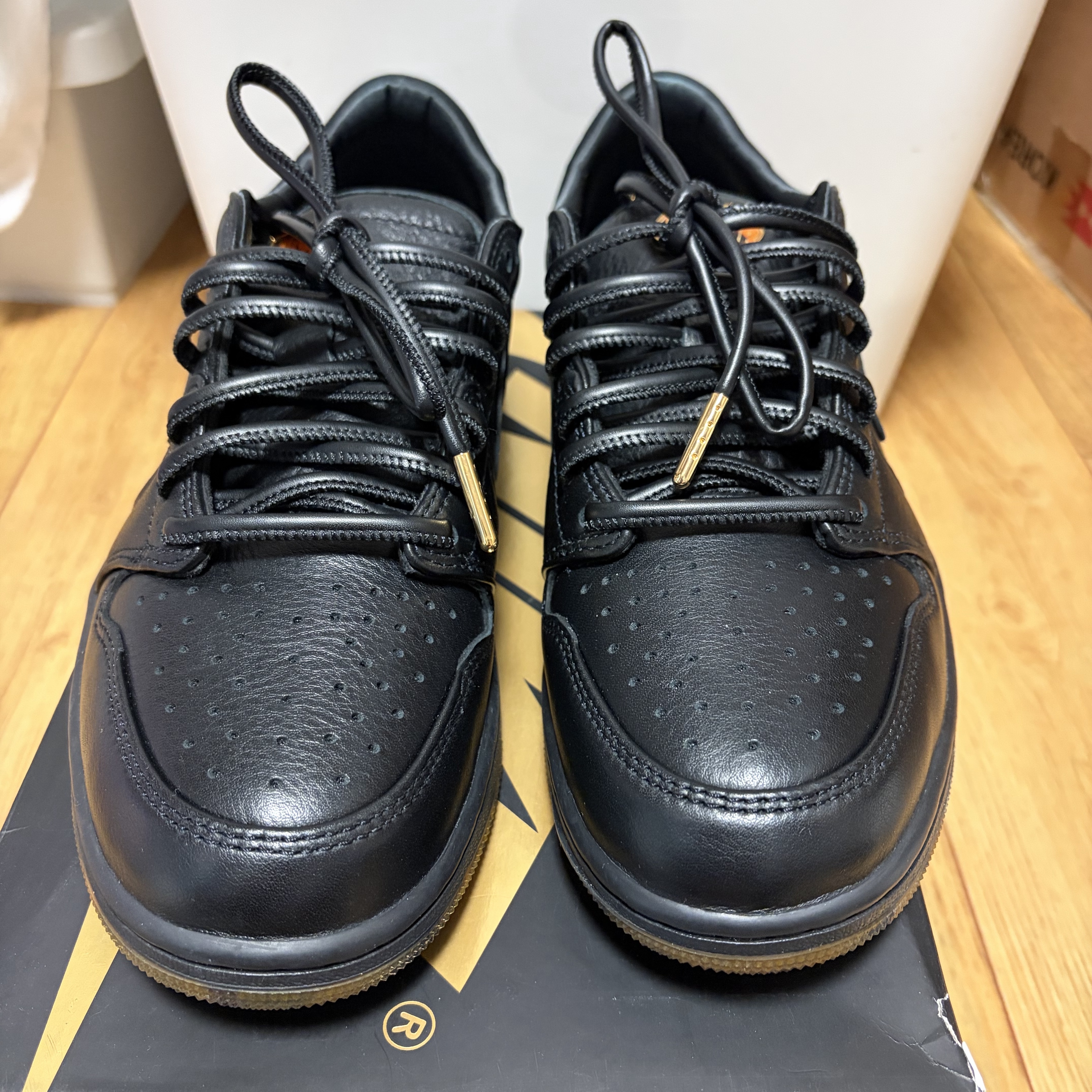 Jordan 1 Retro Low OG Black Metallic Gold 착용 스타일 - 2