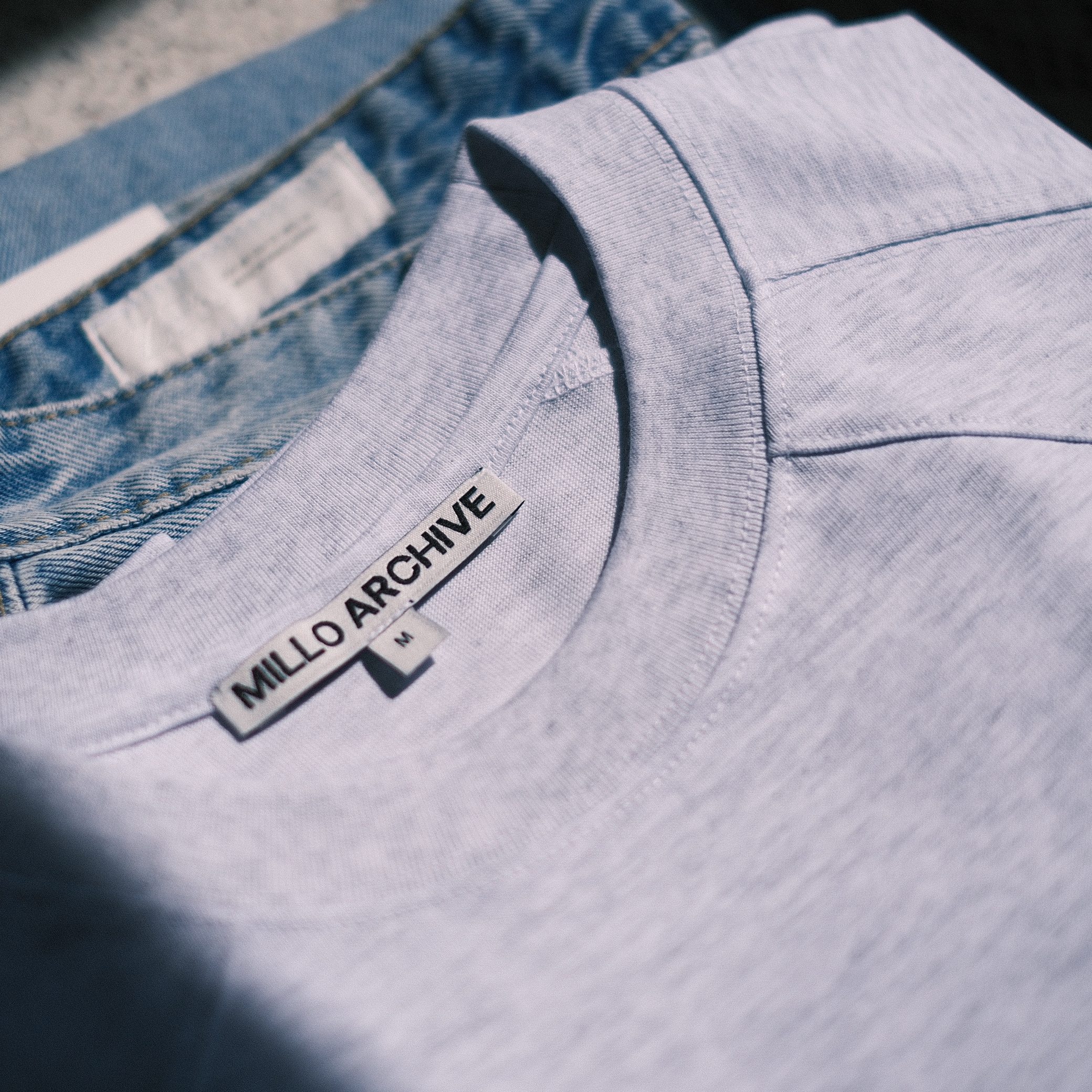 Millo Archive Double Incision T-Shirts White Melange, Millo Archive French Dyeing Tote Bag Charcoal 착용 스타일 - 2