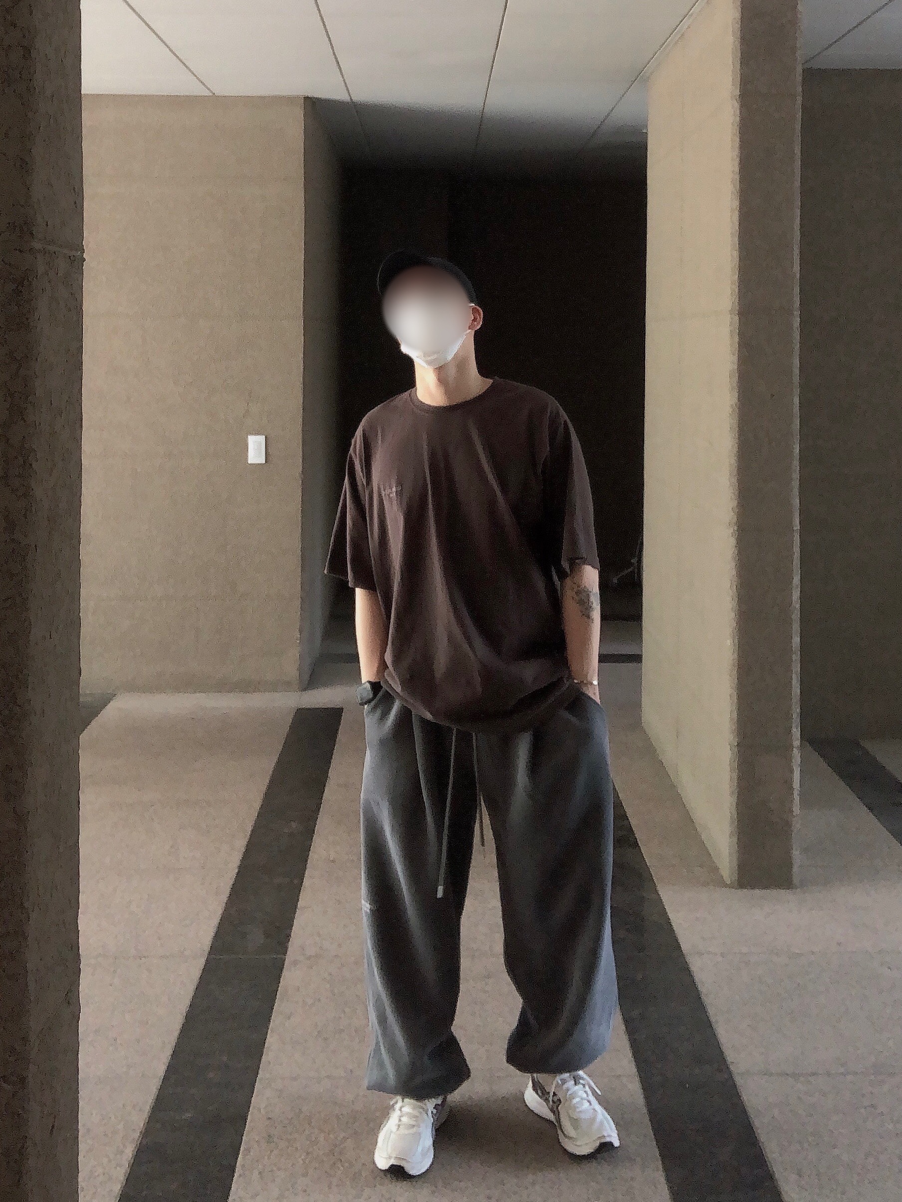 Undermycar Mu.05 Anti Fxxking Logo Play Oversized T-Shirts Asphalt, Undermycar Mu.03 Anti Fxxking Logo Play Oversized Sweat Jogger Pigment Gray 착용 스타일 - 1