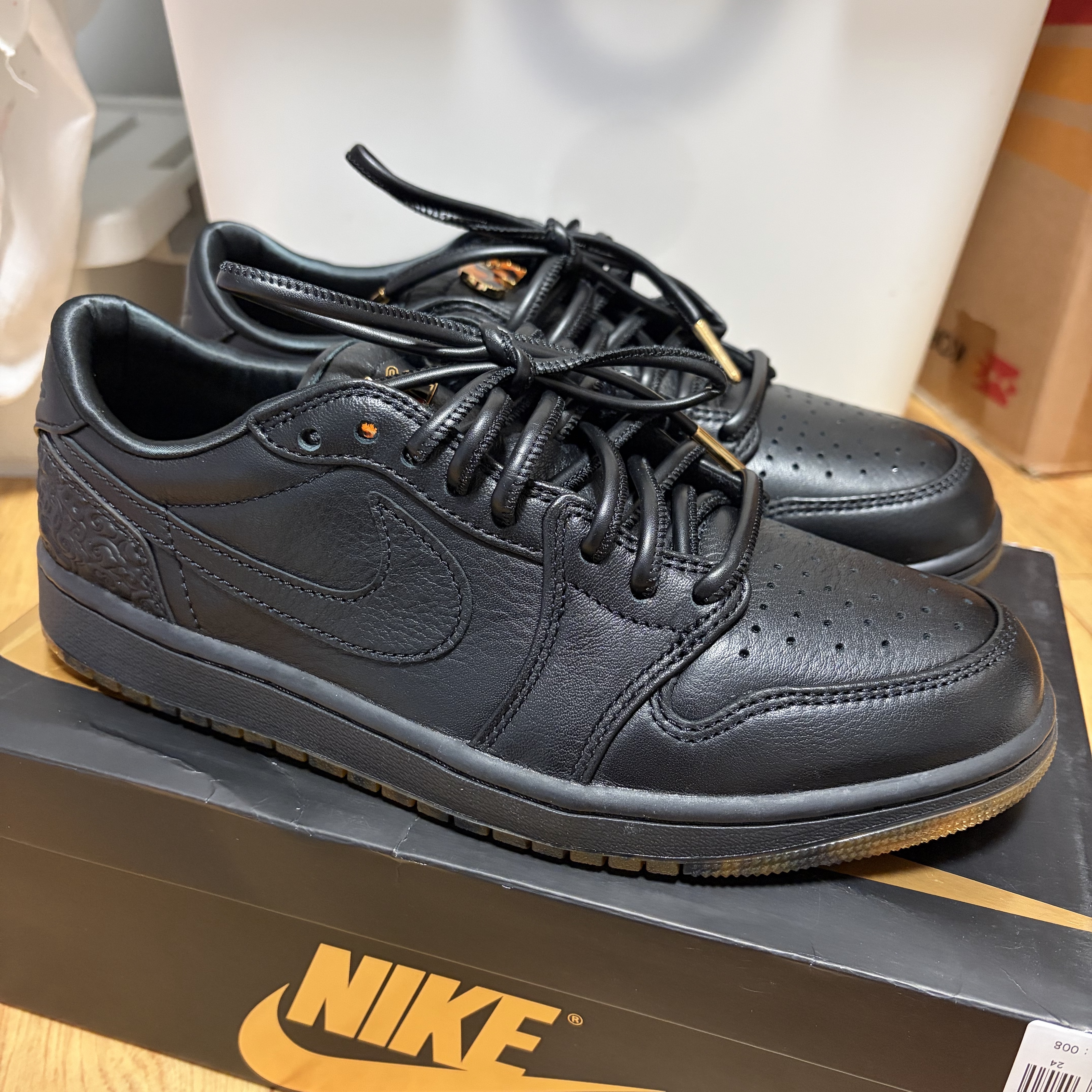 Jordan 1 Retro Low OG Black Metallic Gold 착용 스타일 - 3