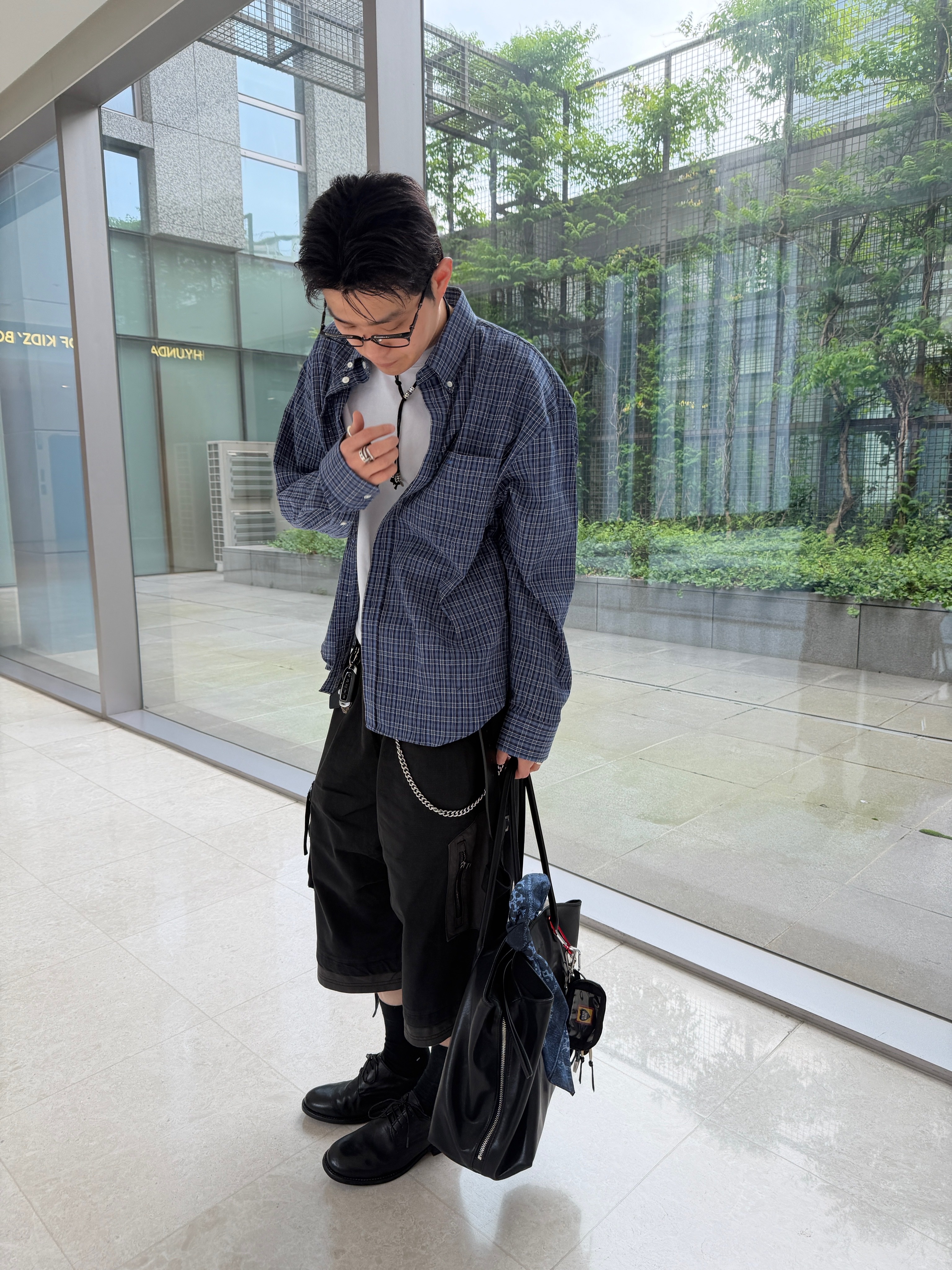 ETCE Layered Cargo Bermuda Shorts Black 착용 스타일 - 2