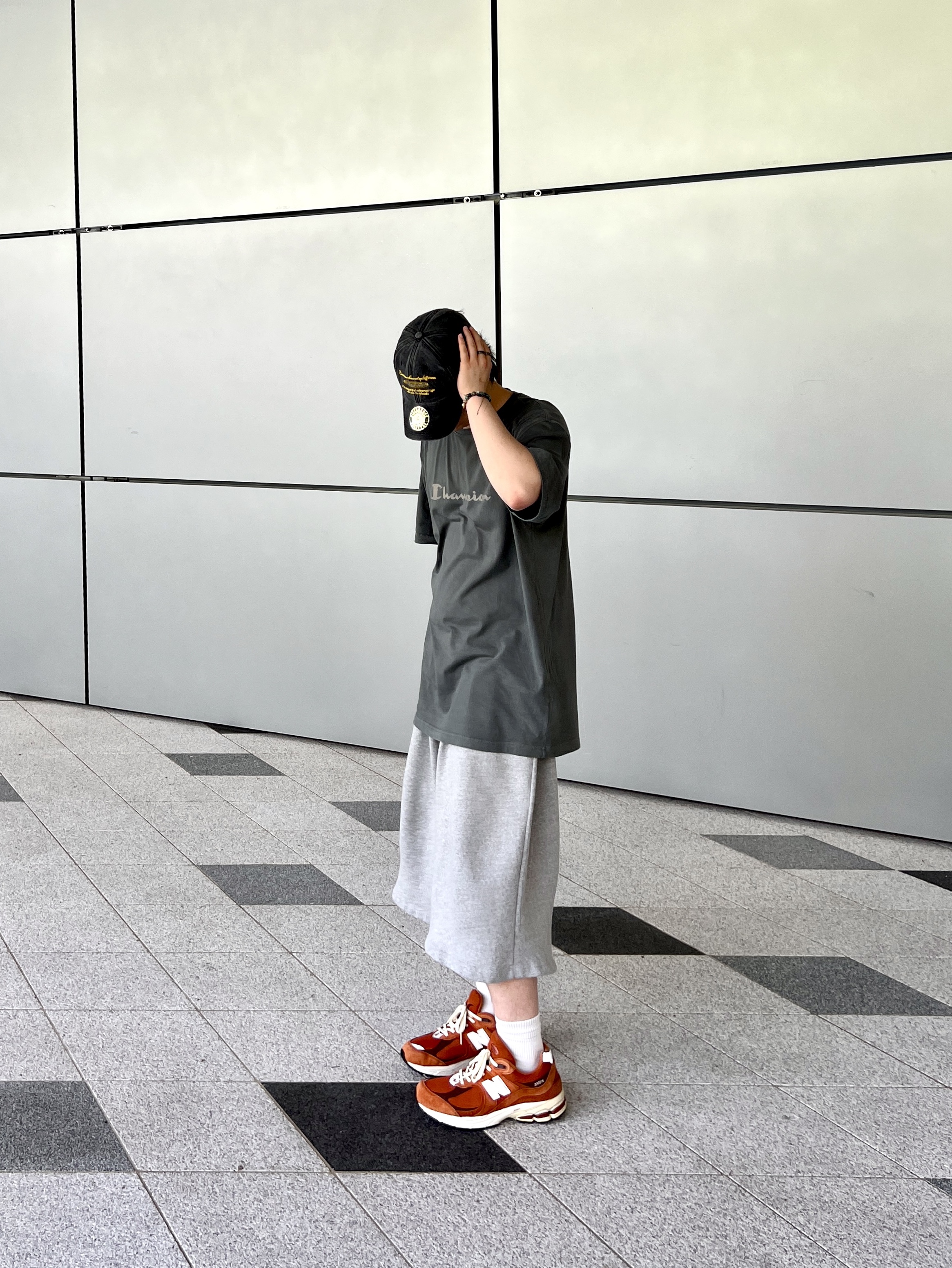 New Balance 2002R Rust Oxide 착용 스타일 - 1