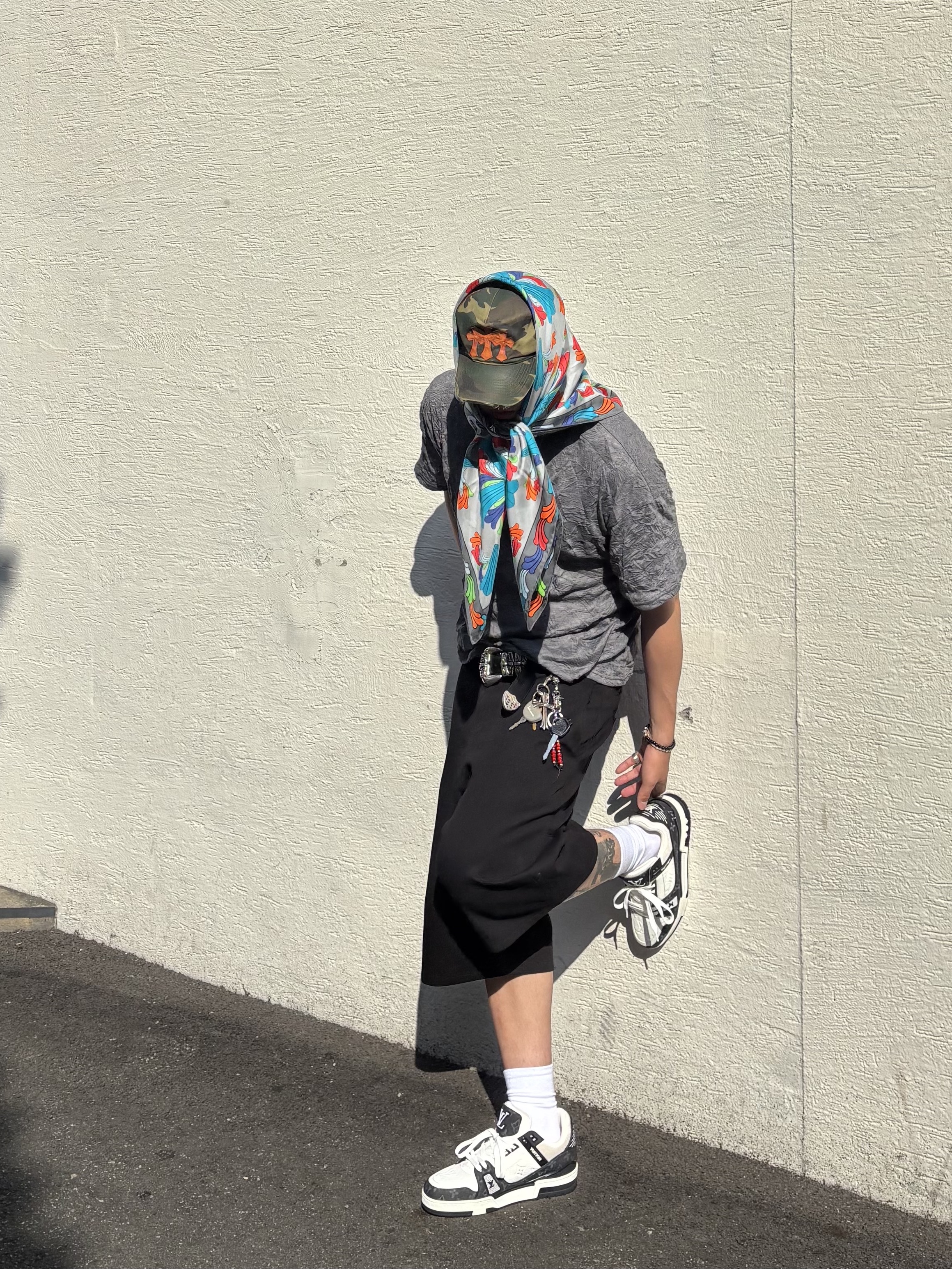 Louis Vuitton LV Trainer Sneakers Monogram Denim Black, Chrome Hearts Ceiling Scarf Gray Twill Multicolor 착용 스타일 - 2