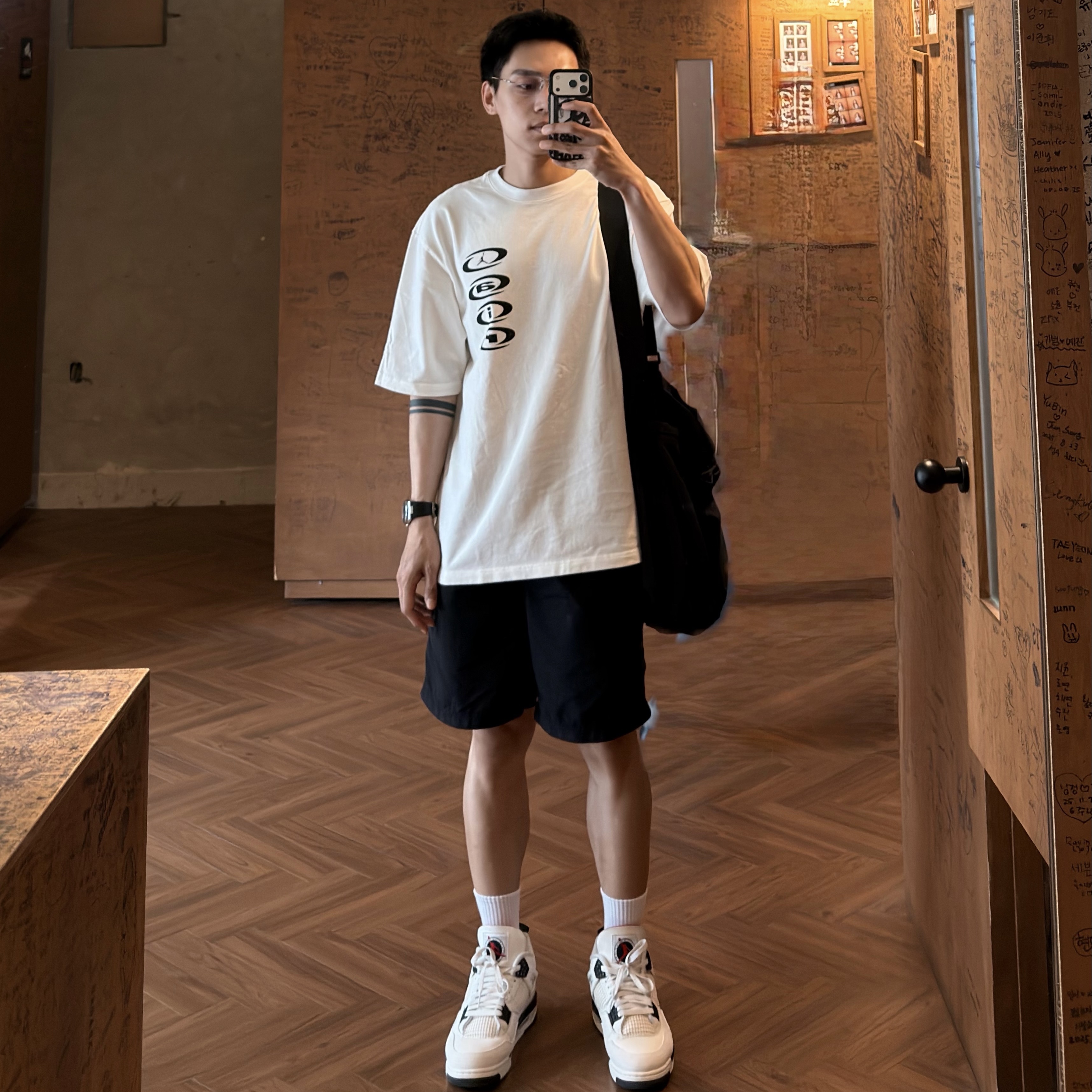 Jordan x Travis Scott T-Shirt Sail (DZ5514-133), Jordan 4 Flight Club Sail and Black 착용 스타일