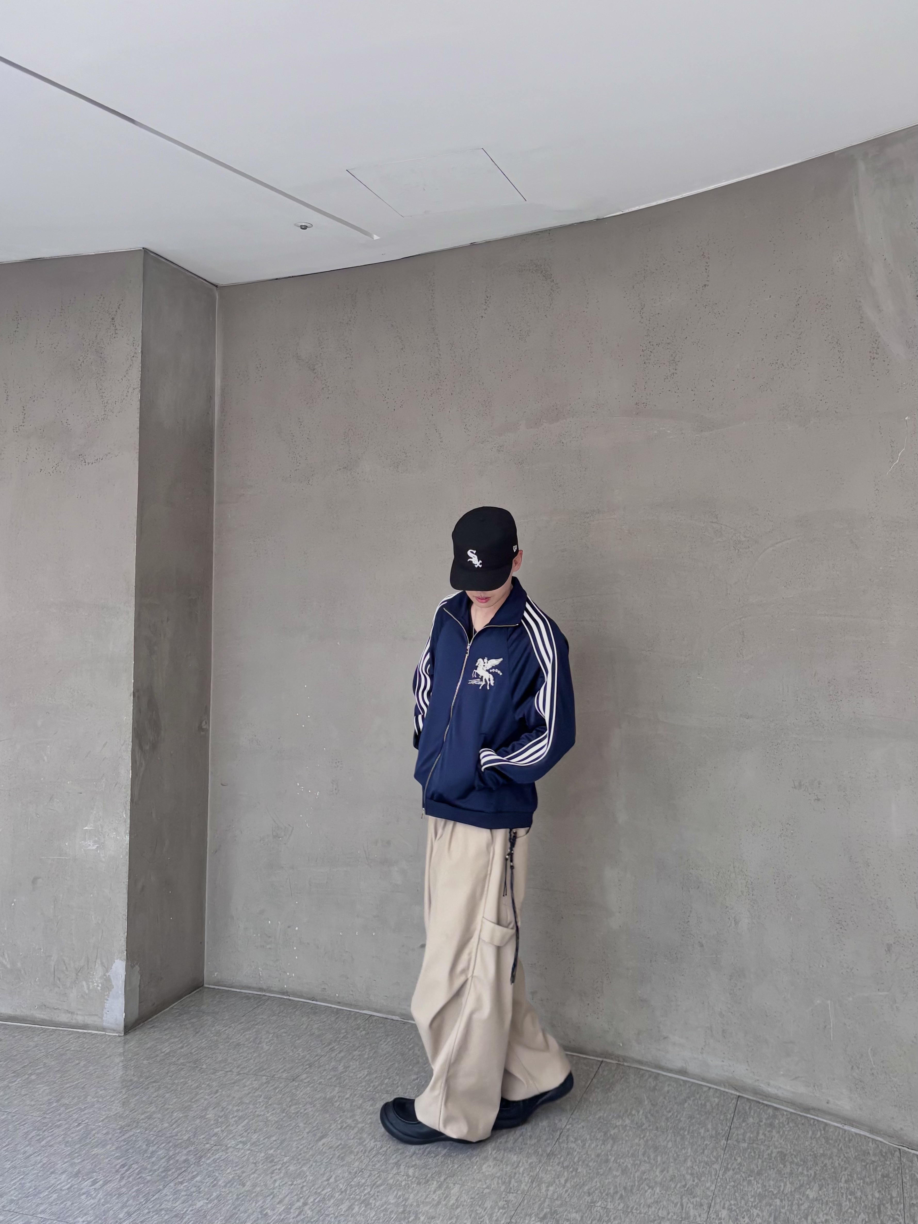 [트리플적립] PACOSPLY Falling Angel Sports Jacket Navy, [예약 배송] Kamien x KOIN SEOUL 247 All Day Slacks Beige 착용 스타일 - 3