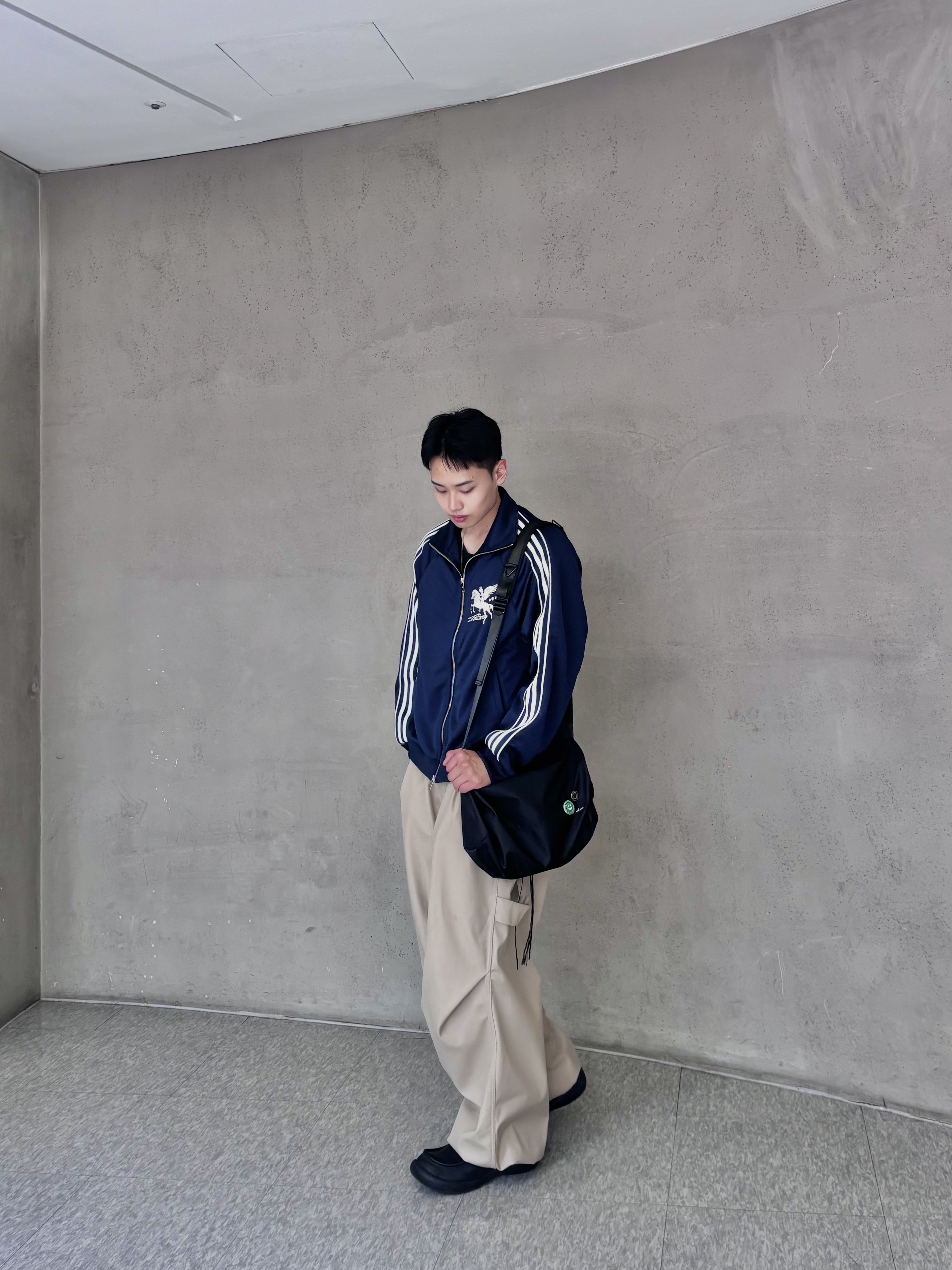 [트리플적립] PACOSPLY Falling Angel Sports Jacket Navy, [예약 배송] Kamien x KOIN SEOUL 247 All Day Slacks Beige 착용 스타일 - 2