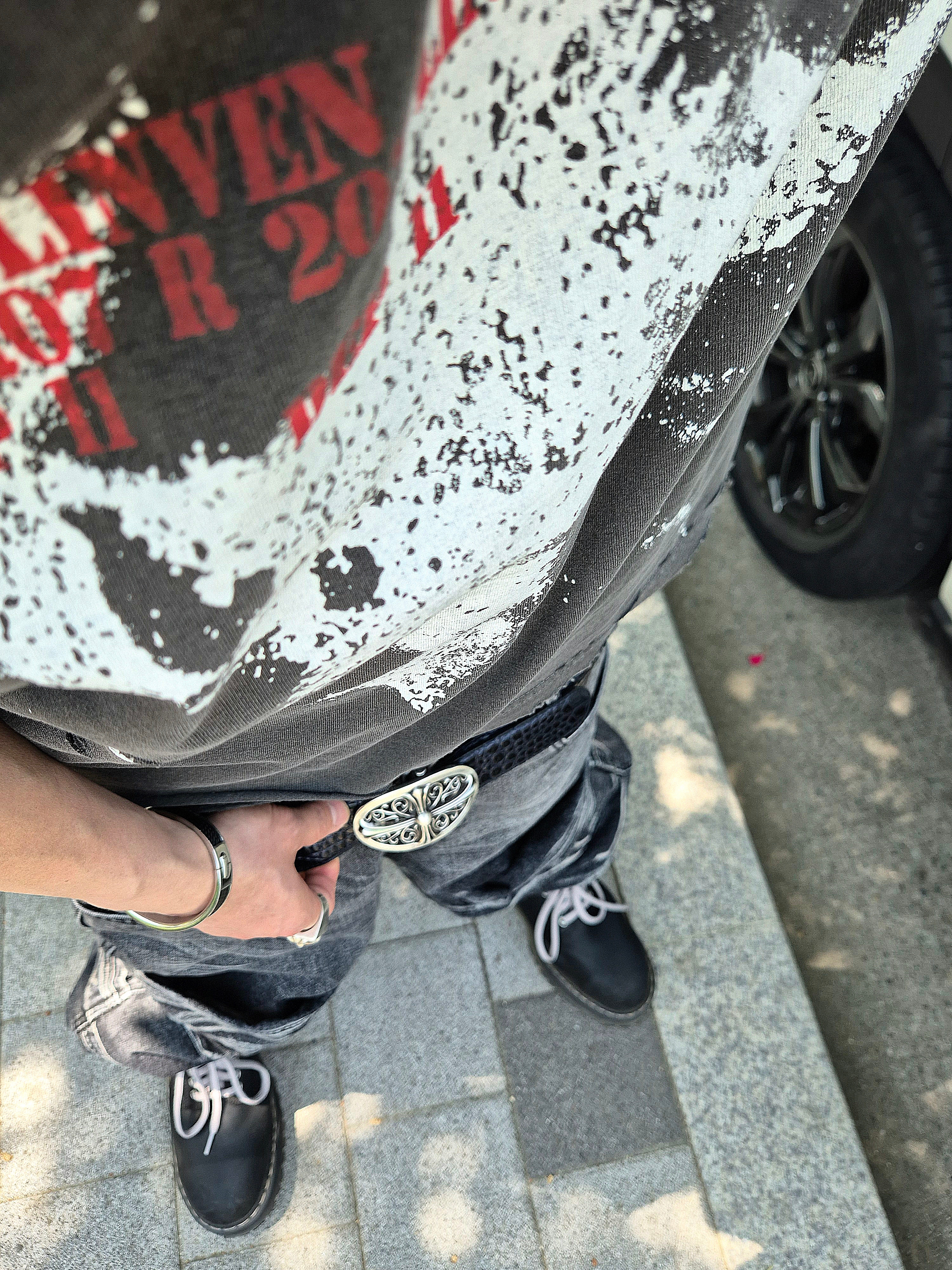 Dr. Martens x Rick Owens Quad Sole Steel Toe Boots Black, ROARINGRAD Freid Skater T-Shirt Black 착용 스타일 - 1