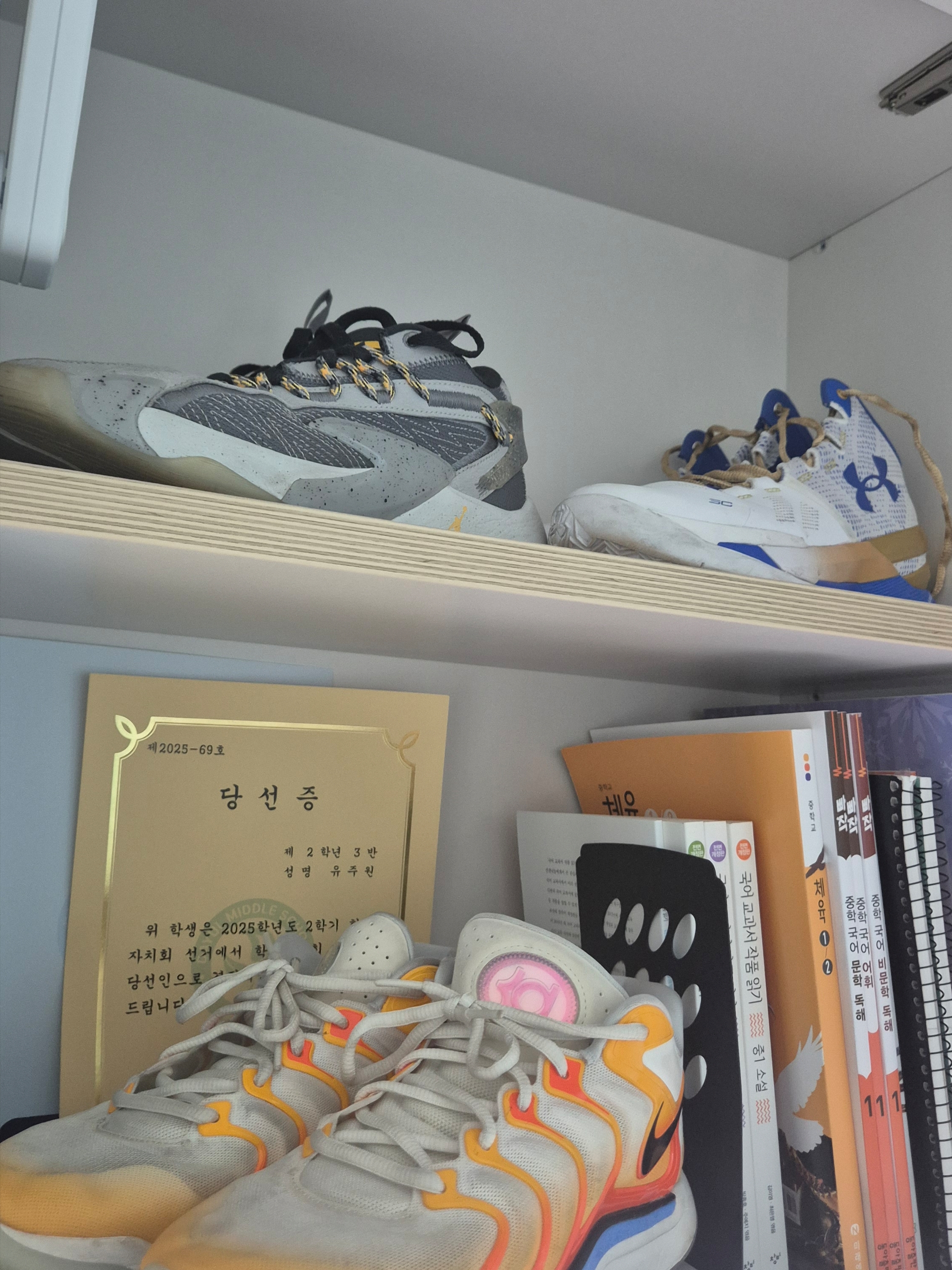 Nike KD 17 EP University Gold Safety Orange, Under Armour Curry 2 NM White Team Royal 착용 스타일 - 1