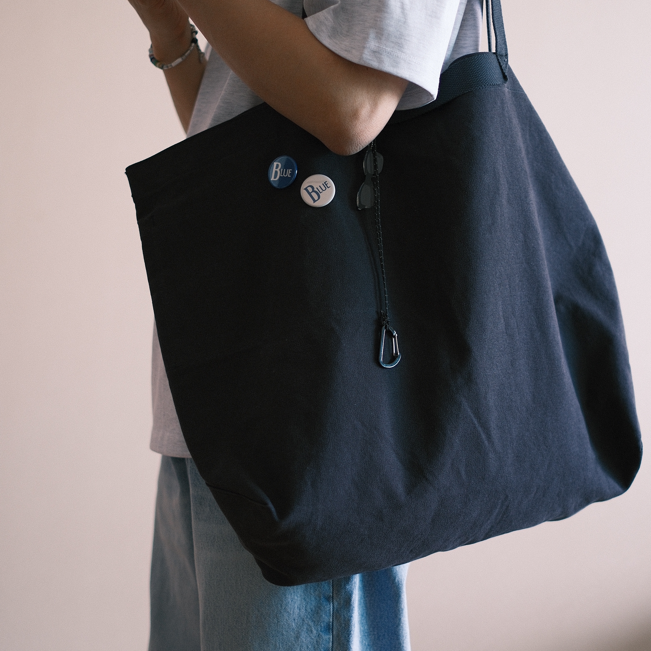 Millo Archive Double Incision T-Shirts White Melange, Millo Archive French Dyeing Tote Bag Charcoal 착용 스타일 - 5
