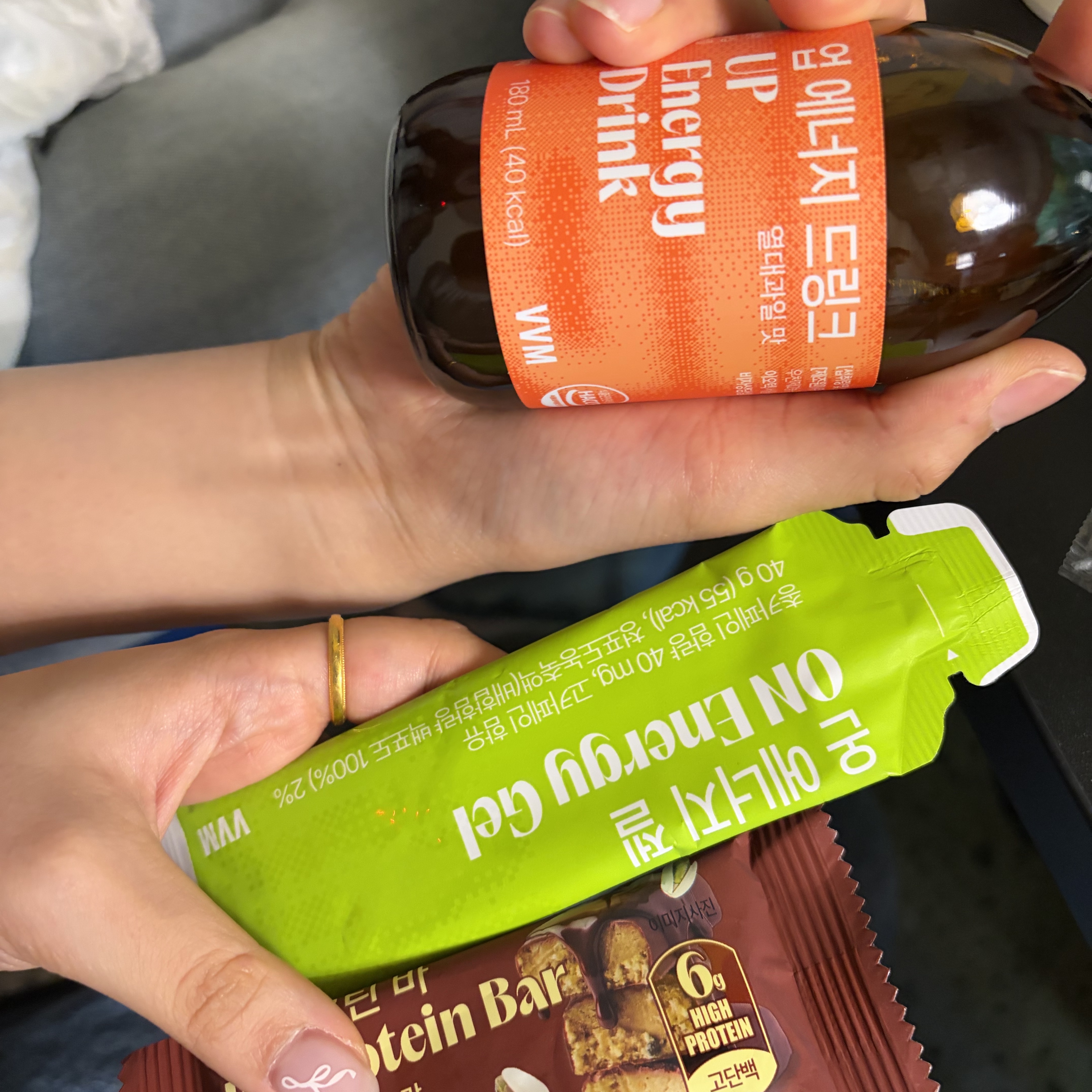 [KREAM 단독] VVM UP Energy Drink 180ml, [KREAM 단독] VVM IN Protein Bar 26g * 10ea 1box 착용 스타일 - 4