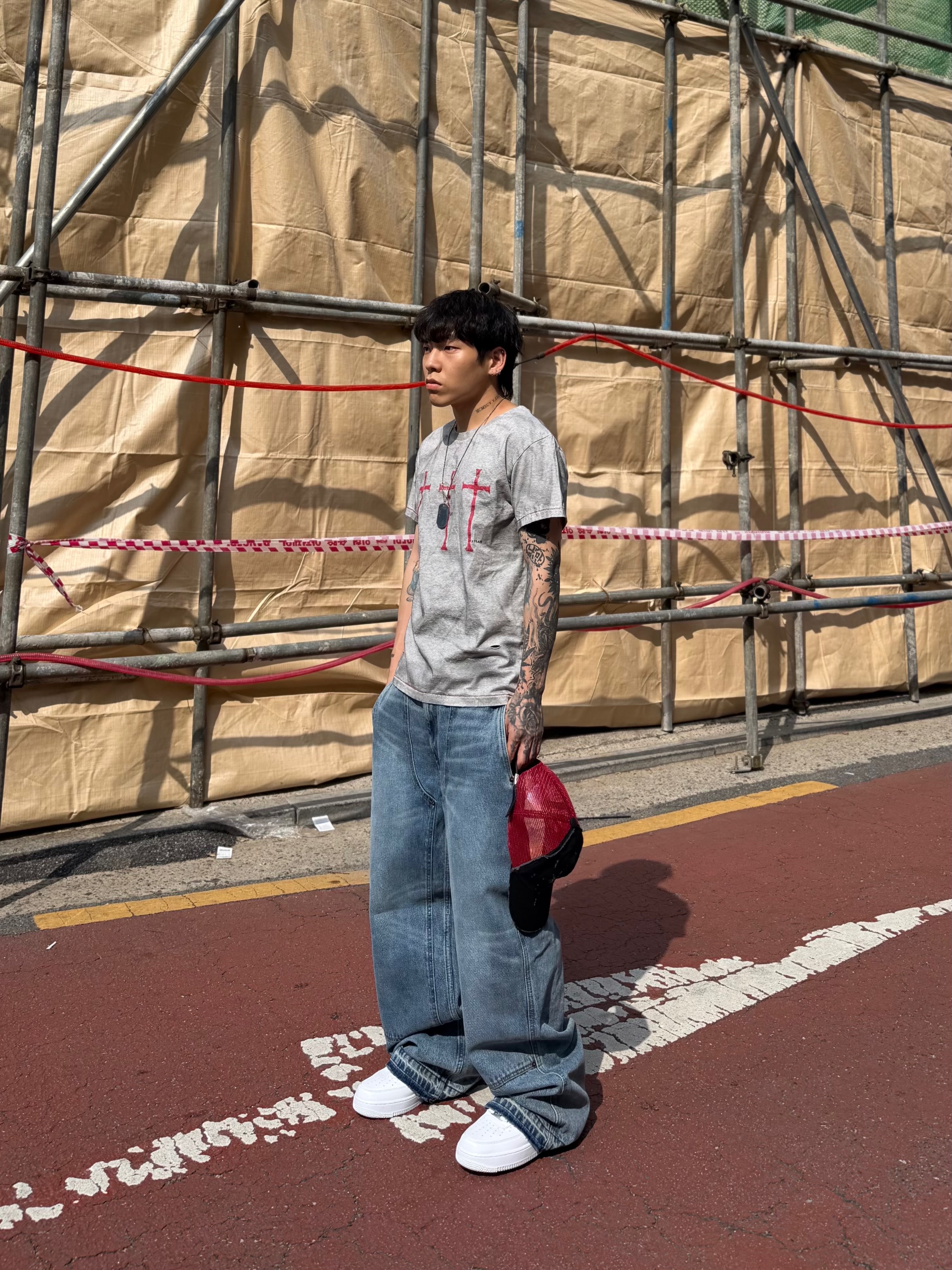Nike Air Force 1 '07 Low White, tornortied Messiah T-Shirt
Gray 착용 스타일 - 4