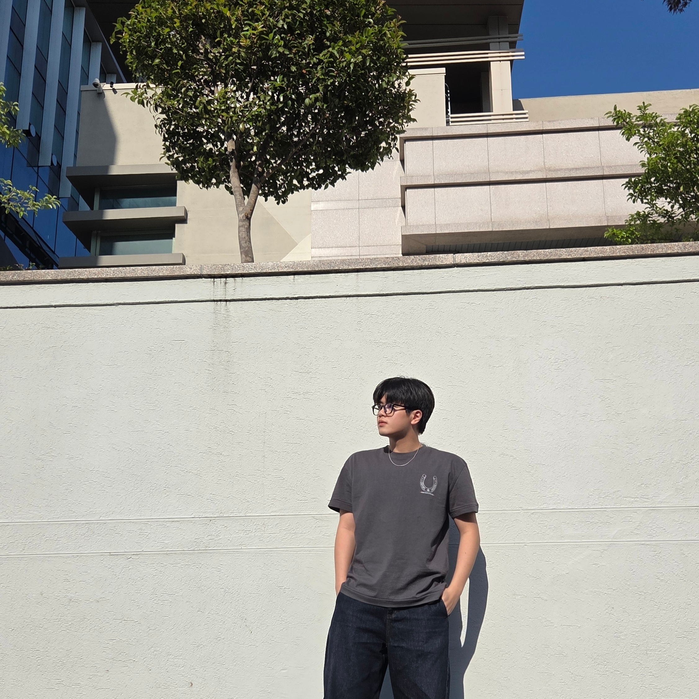 [KREAM 단독] Thevinylhouse Lucky House Tee Charcoal 착용 스타일 - 1
