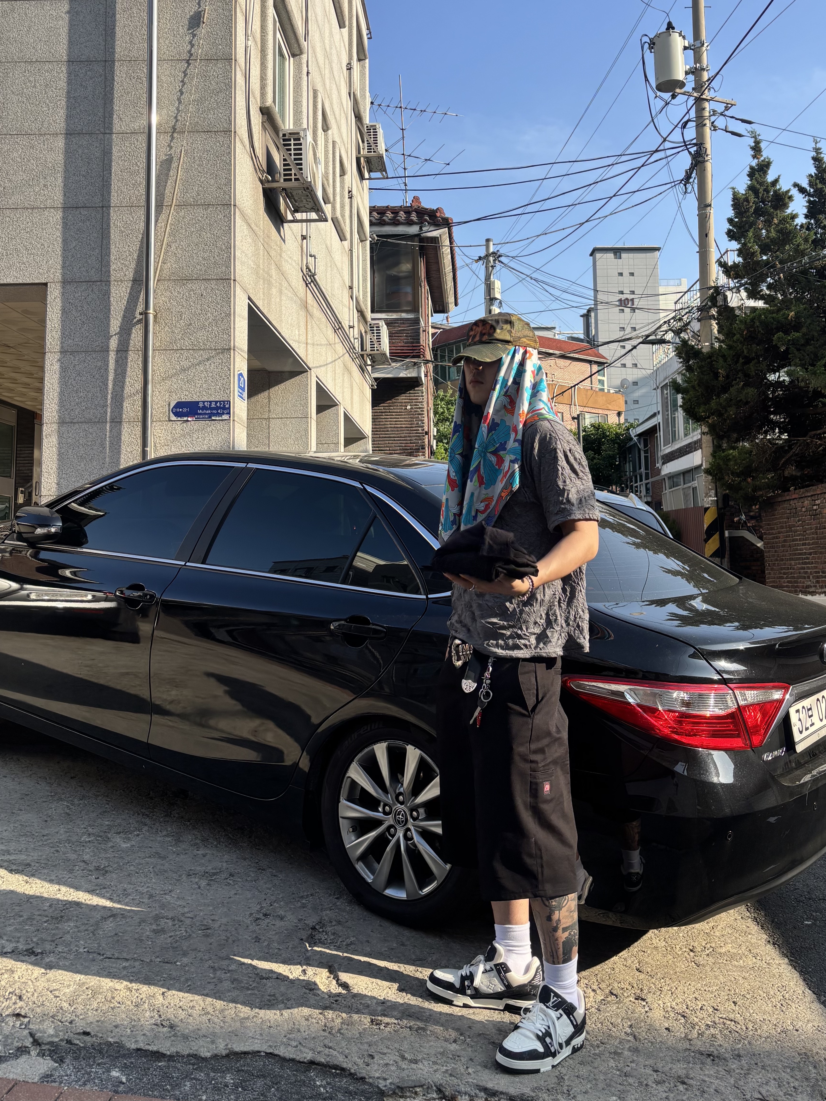 Louis Vuitton LV Trainer Sneakers Monogram Denim Black, Chrome Hearts Ceiling Scarf Gray Twill Multicolor 착용 스타일 - 5