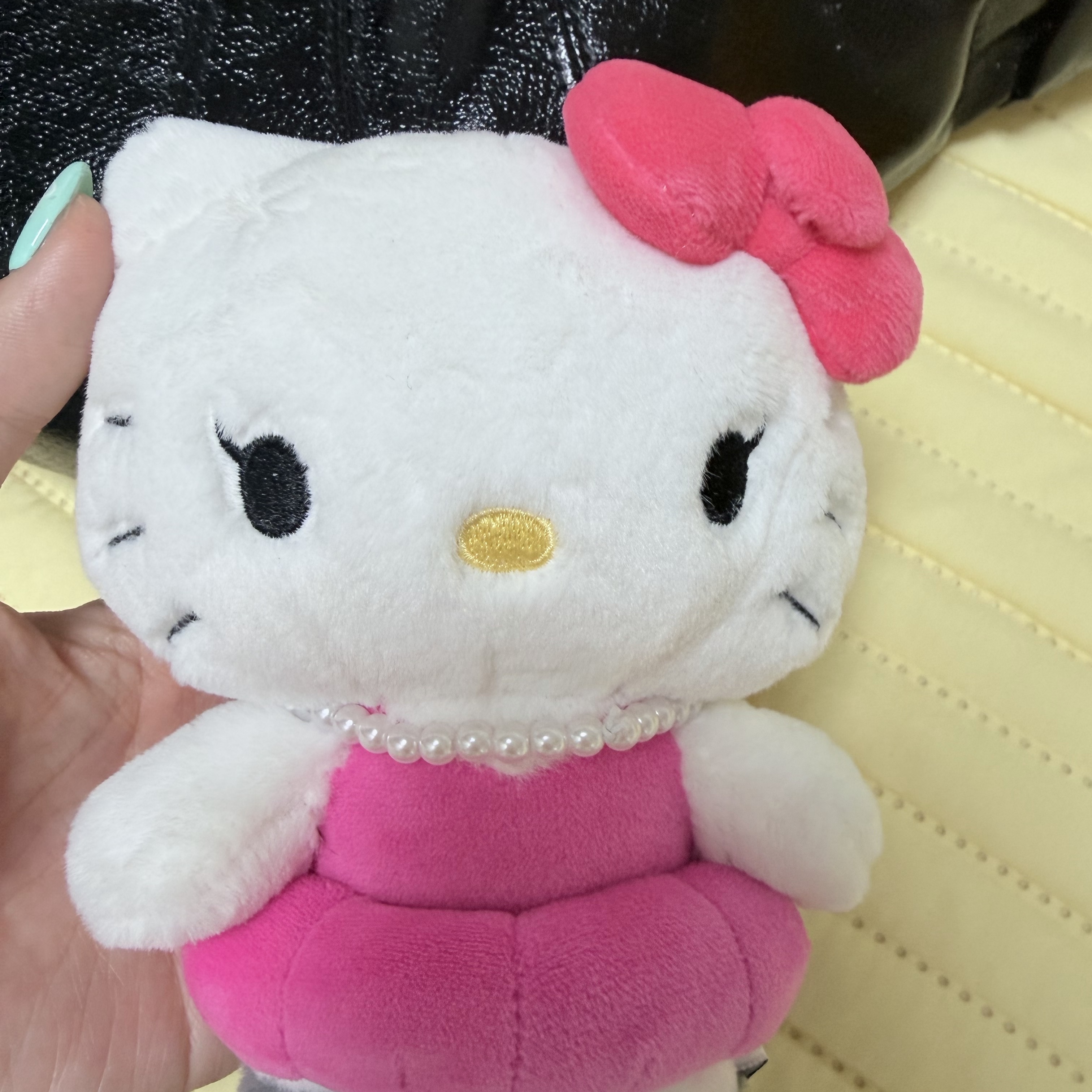 HELLO KITTY x JISOO Plush Keychain Red Pink (Opened Case) 착용 스타일 - 1