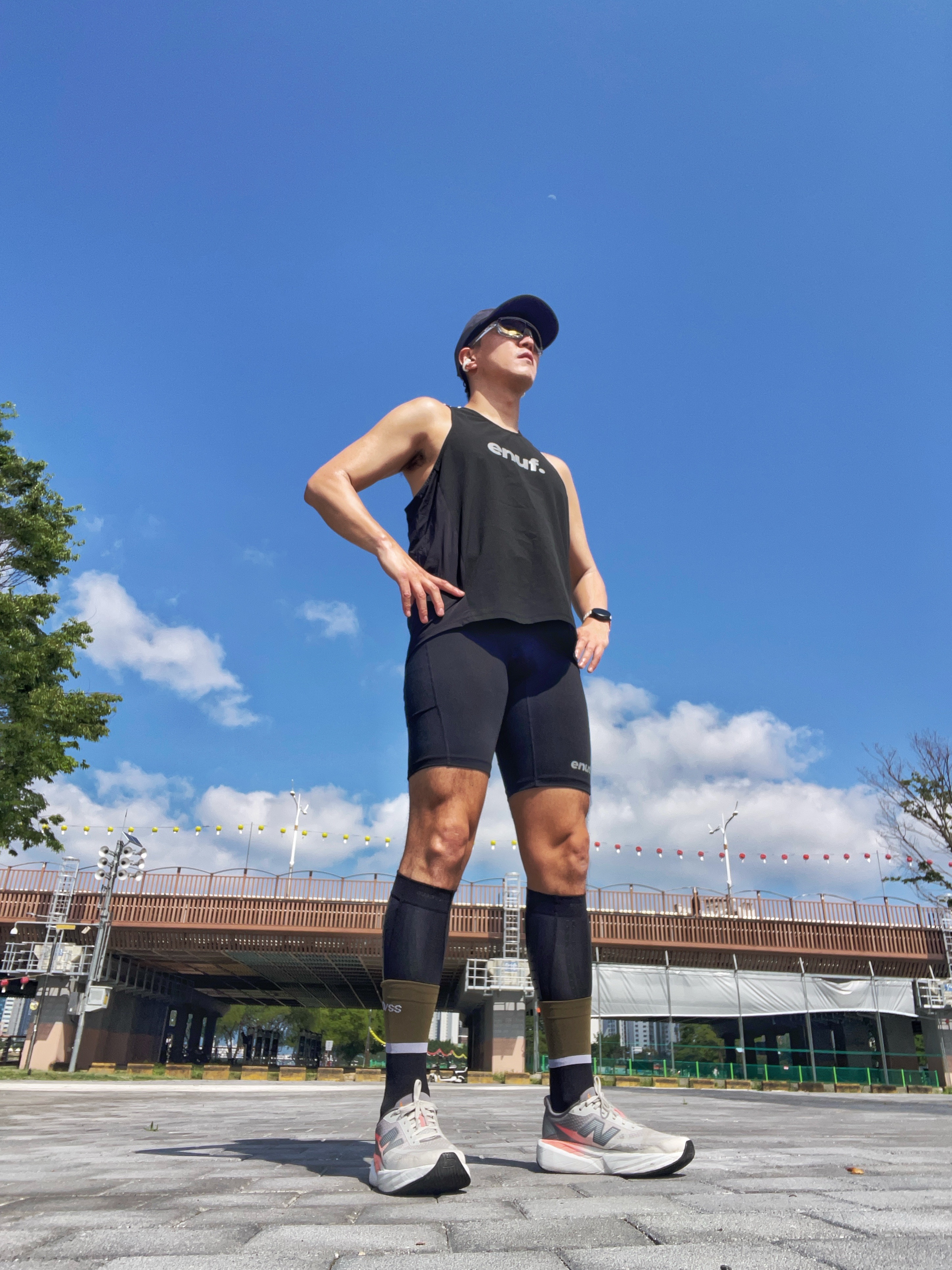 Nike Vomero 18 Orange Chalk Total Orange, New Balance TCS NYC Marathon FuelCell Rebel v5 Grapefruit Grey Matter - D Standard 착용 스타일 - 2