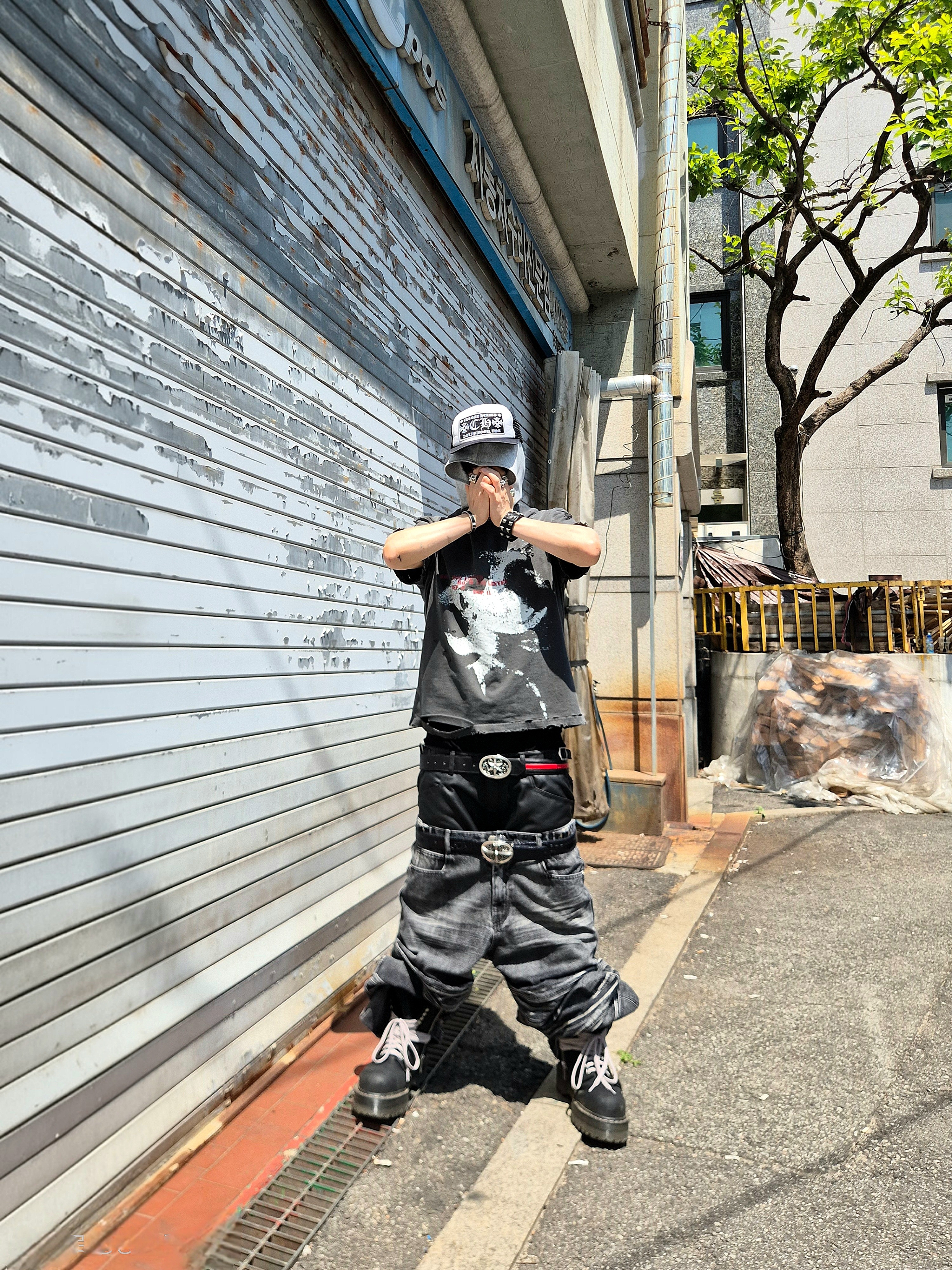 Dr. Martens x Rick Owens Quad Sole Steel Toe Boots Black, ROARINGRAD Freid Skater T-Shirt Black 착용 스타일 - 2