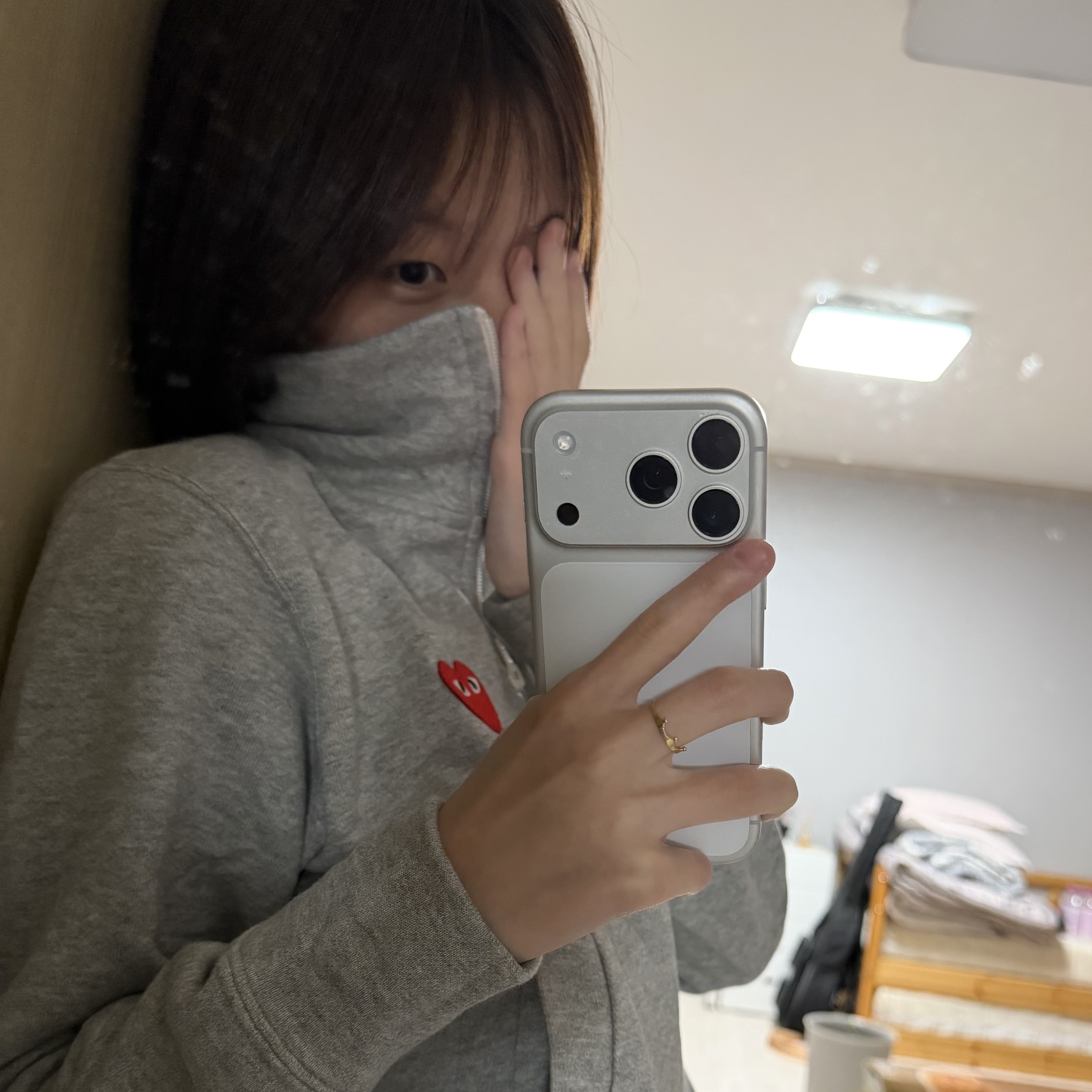 (W) Play Comme Des Garcons 5 Hearts Zip-Up Sweatshirt Grey, Play Comme des Garcons Camouflage Heart T-Shirt White 착용 스타일 - 1