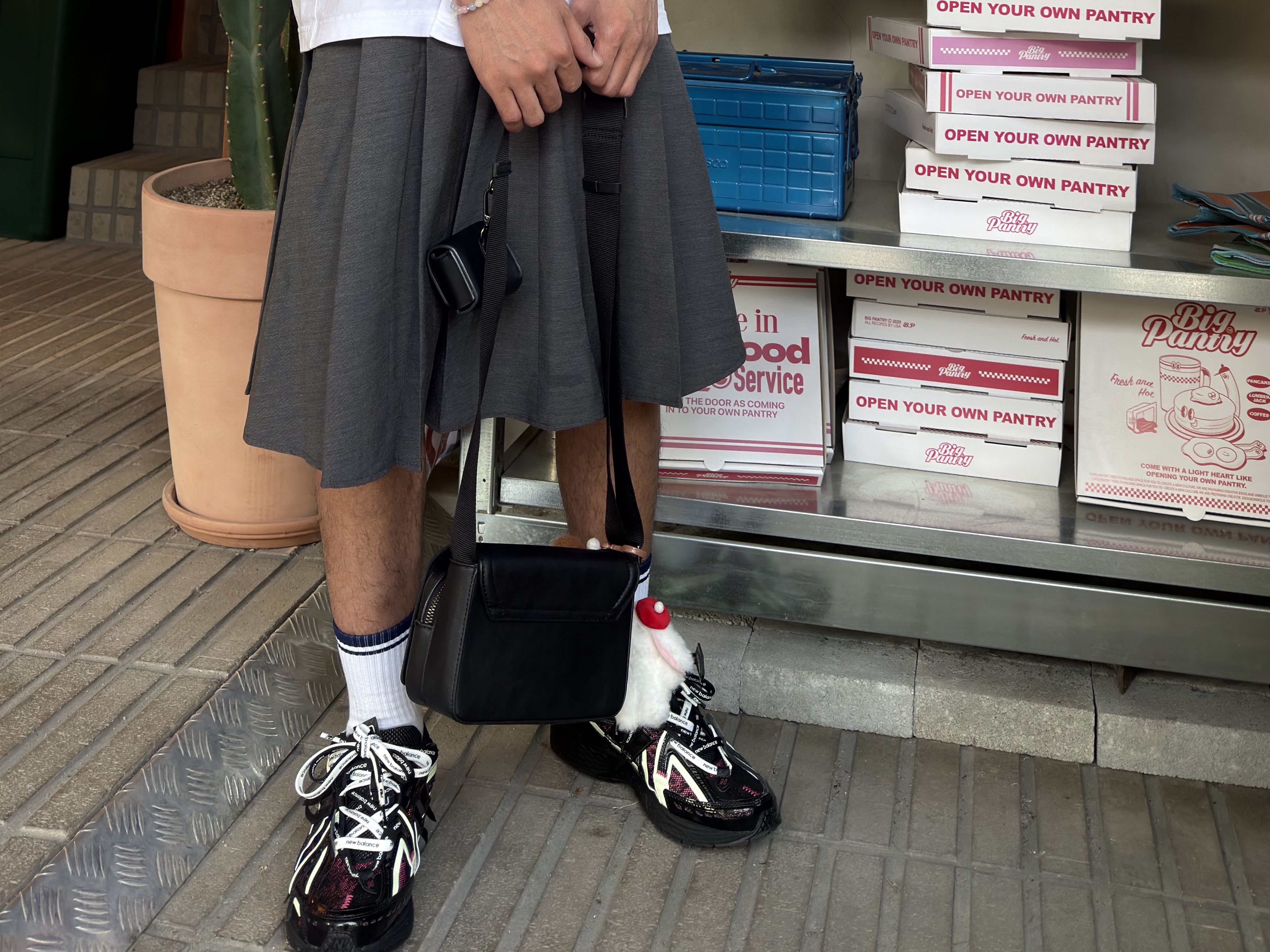 New Balance 1906A Black Dragon Berry 착용 스타일
