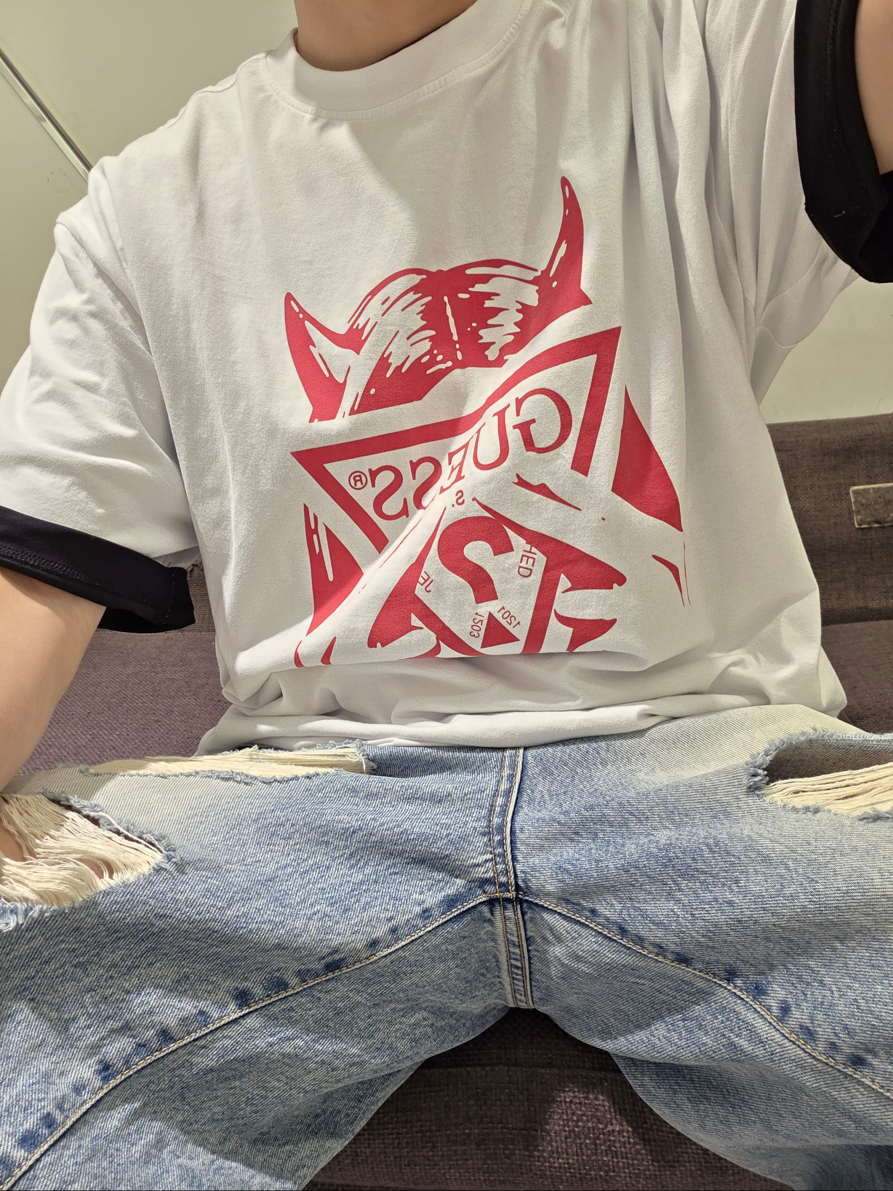 GUESS Jeans x Hysteric Glamour Printed T-Shirt White Multi, Adidas Vento XLG Deluxe Sneakers White Red 착용 스타일 - 1