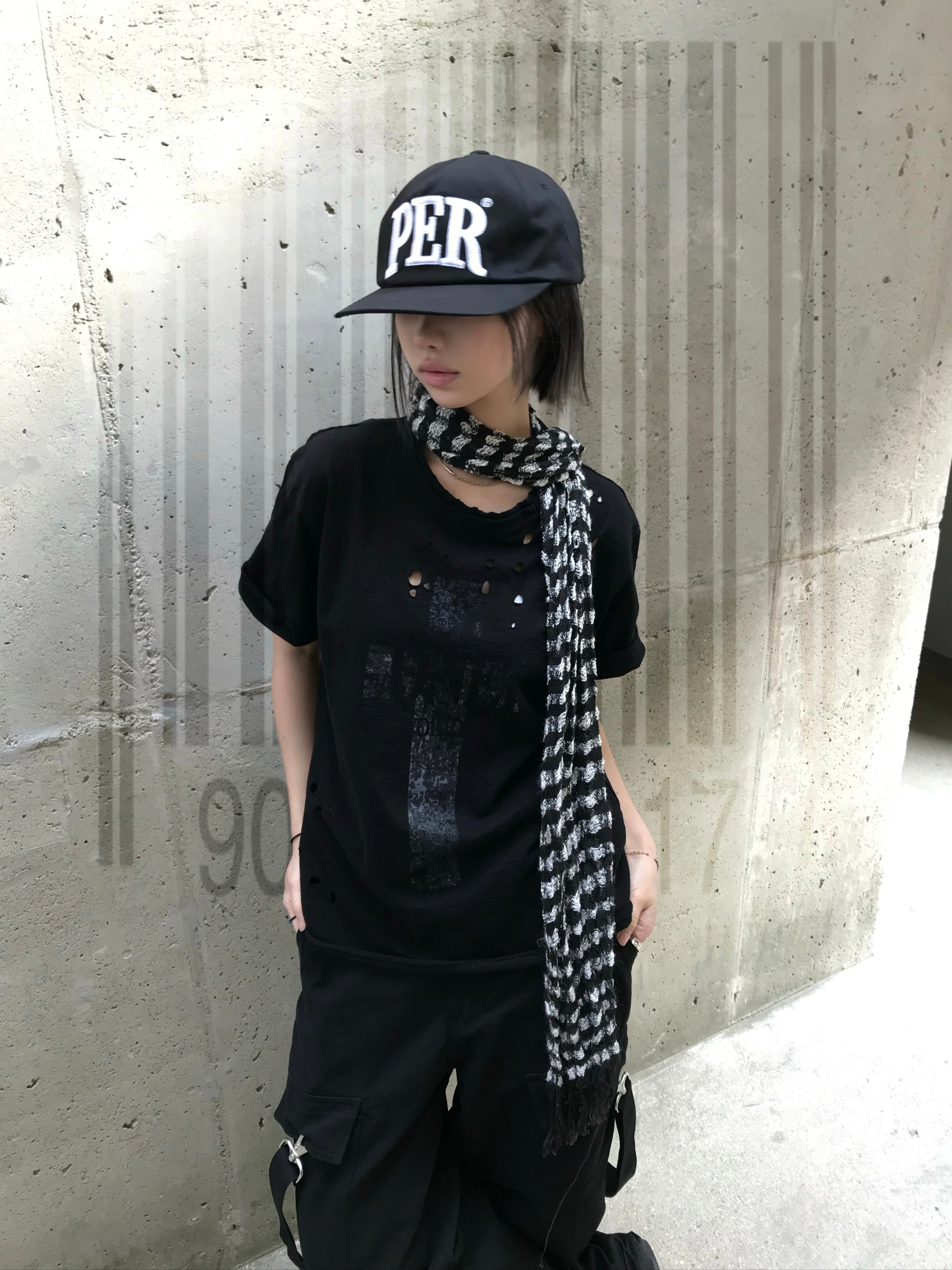 ROARINGRAD Cross Damage Slub T-Shirt Black 착용 스타일