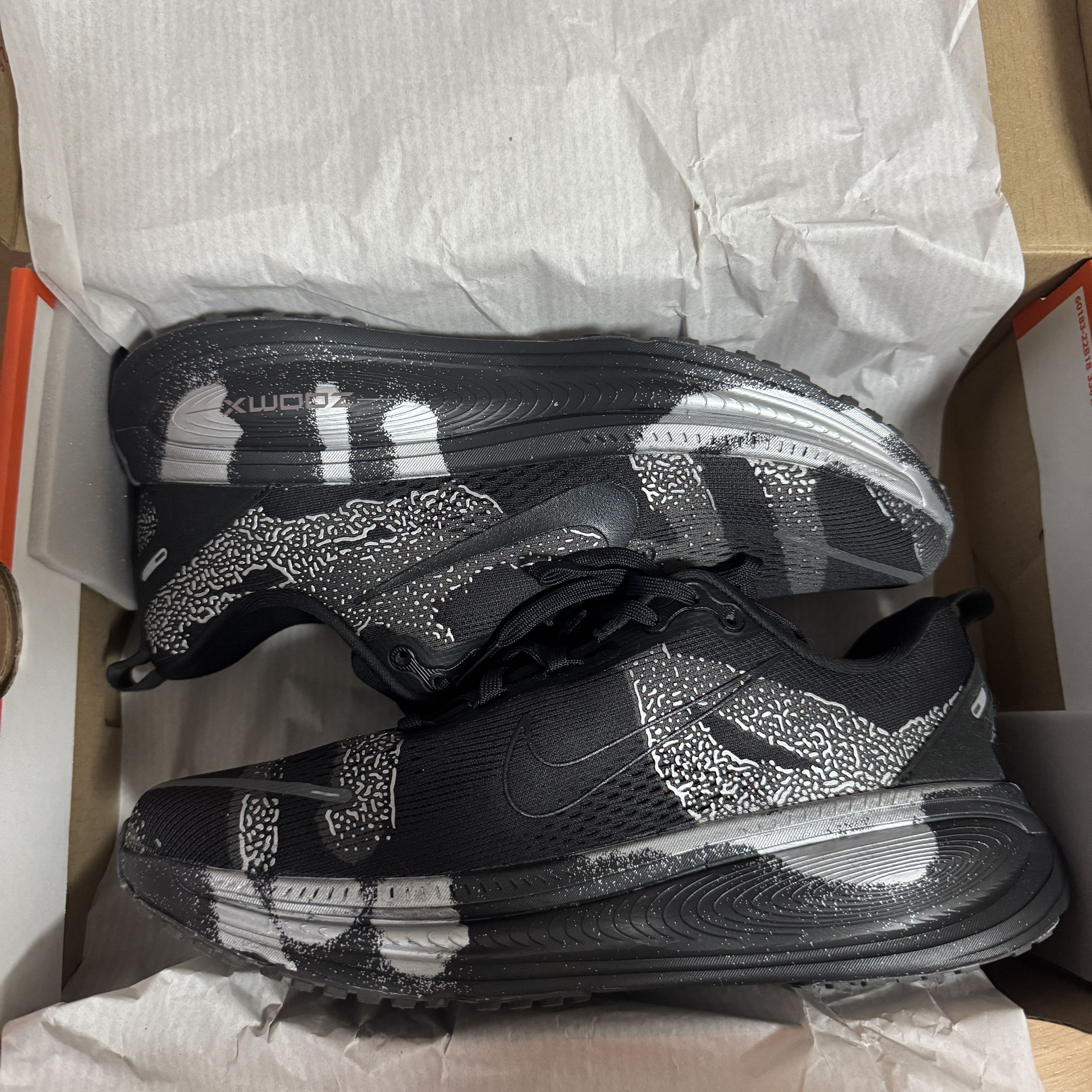 Stussy Canvas Pouch Black, Nike Vomero 18 Iron Grey Light Smoke Grey 착용 스타일 - 2