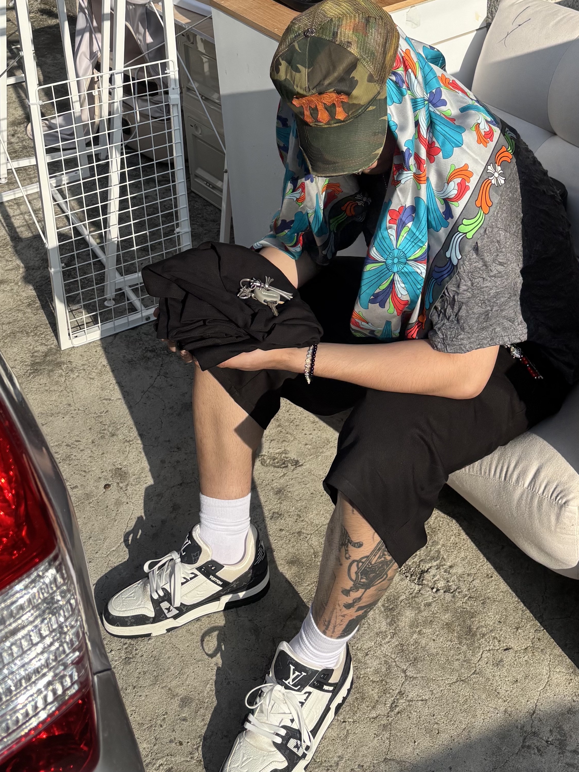 Louis Vuitton LV Trainer Sneakers Monogram Denim Black, Chrome Hearts Ceiling Scarf Gray Twill Multicolor 착용 스타일 - 4