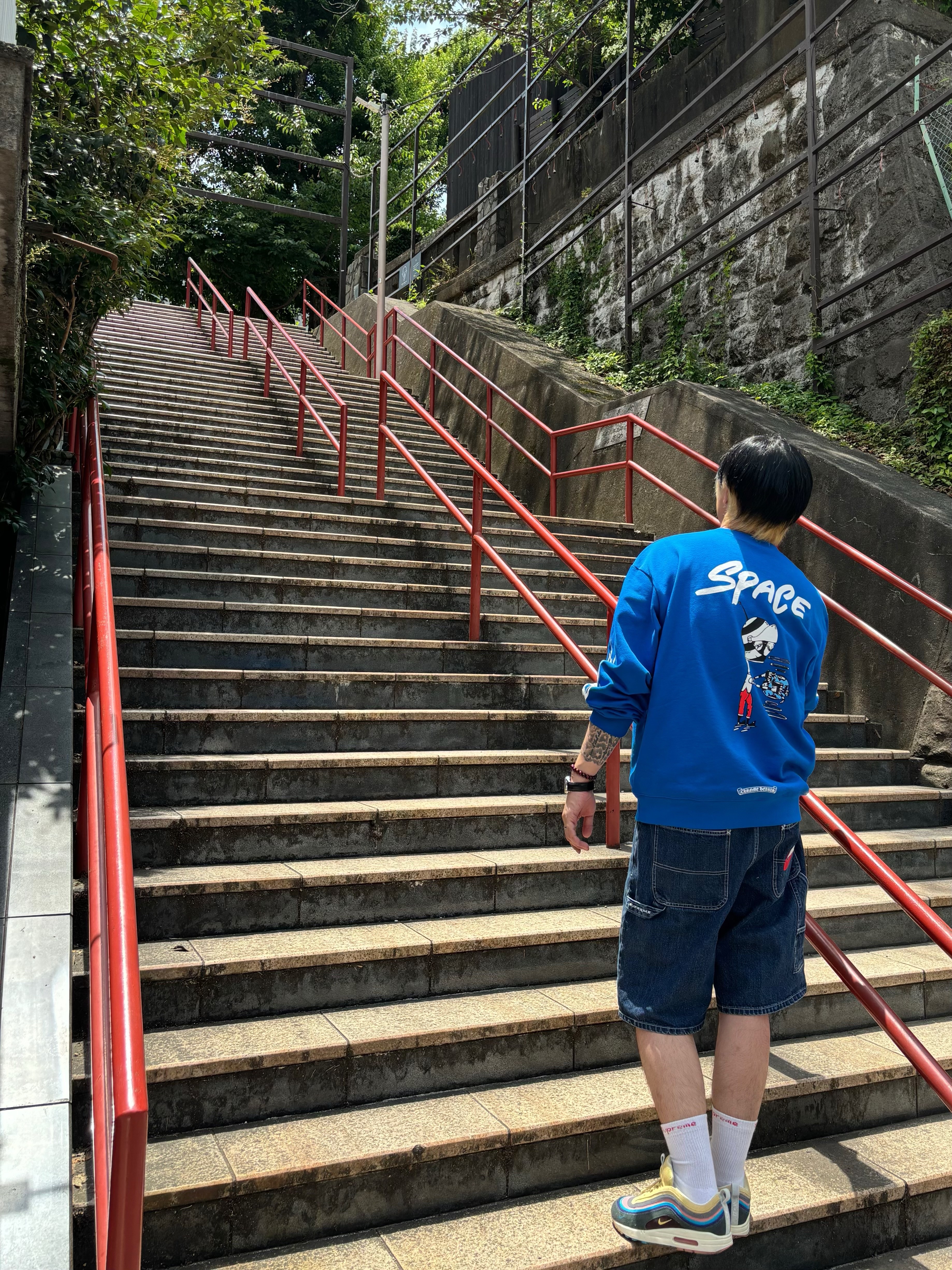 Chrome Hearts Matty Boy Space Crewneck Sweatshirt Blue, Supreme x Nike Denim Short Indigo - 24SS 착용 스타일 - 3