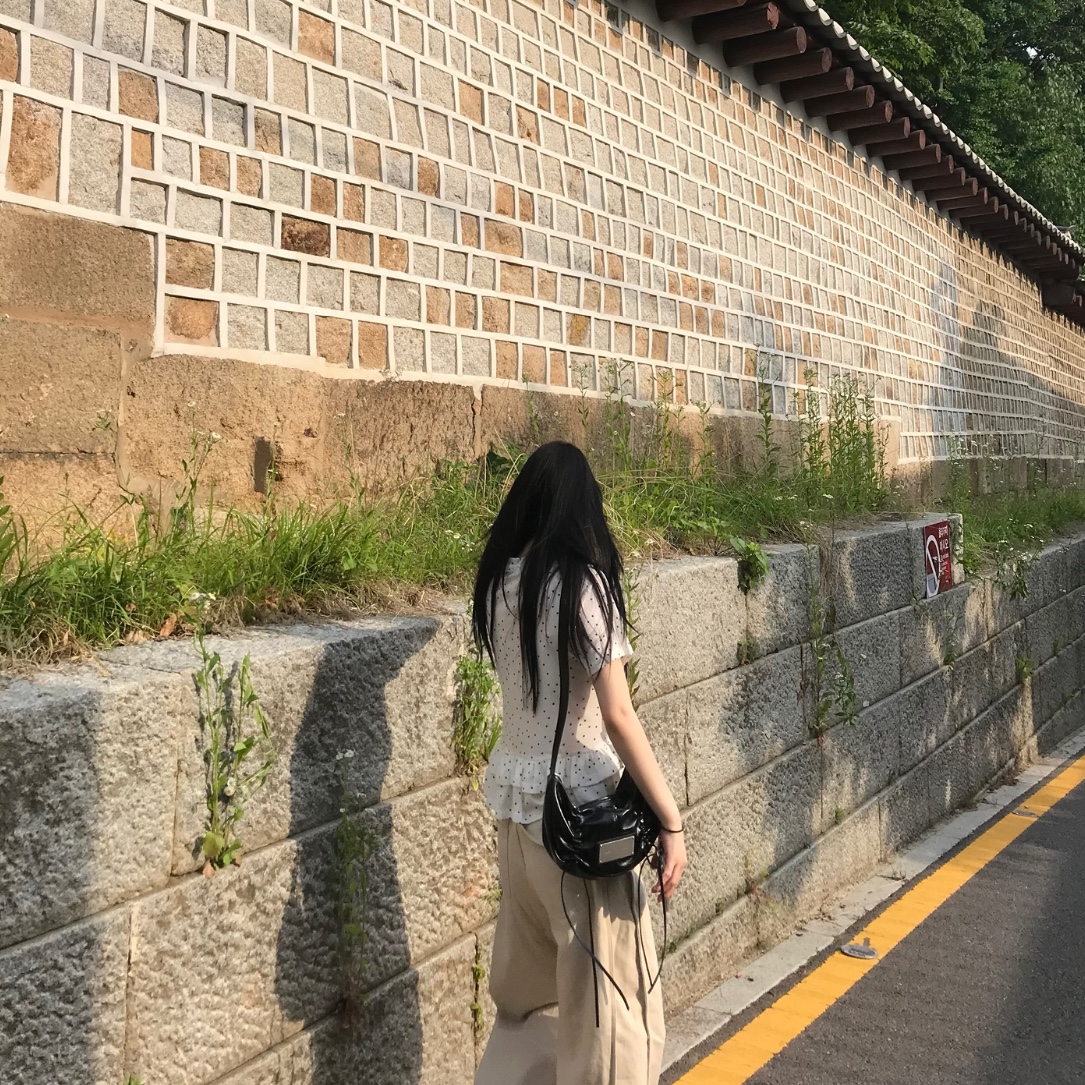 Matin Kim Half Shirring Ribbon Round Bag Black 착용 스타일 - 1