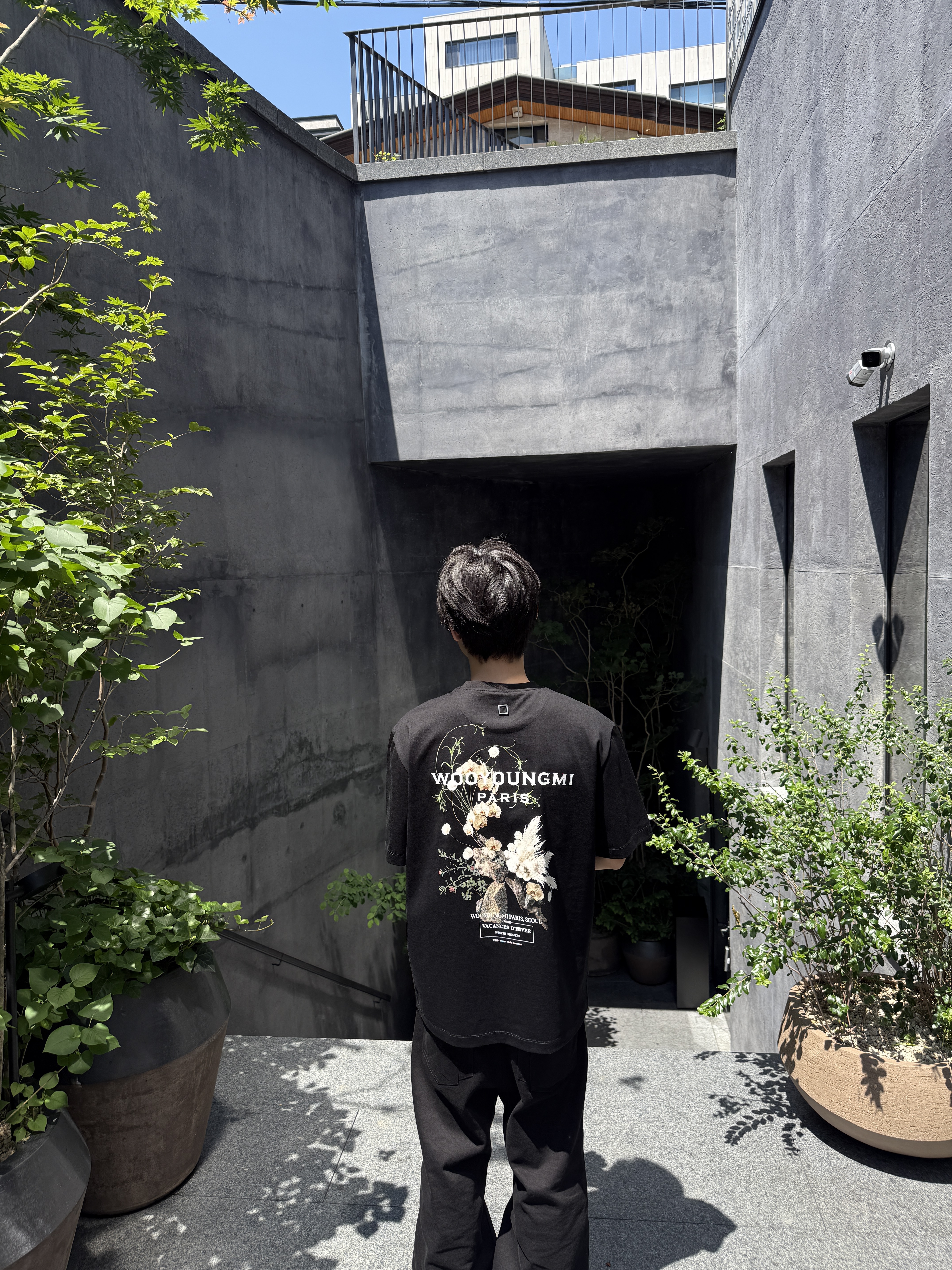 Wooyoungmi Flower Back Logo T-Shirt Black - 26FW 착용 스타일 - 2