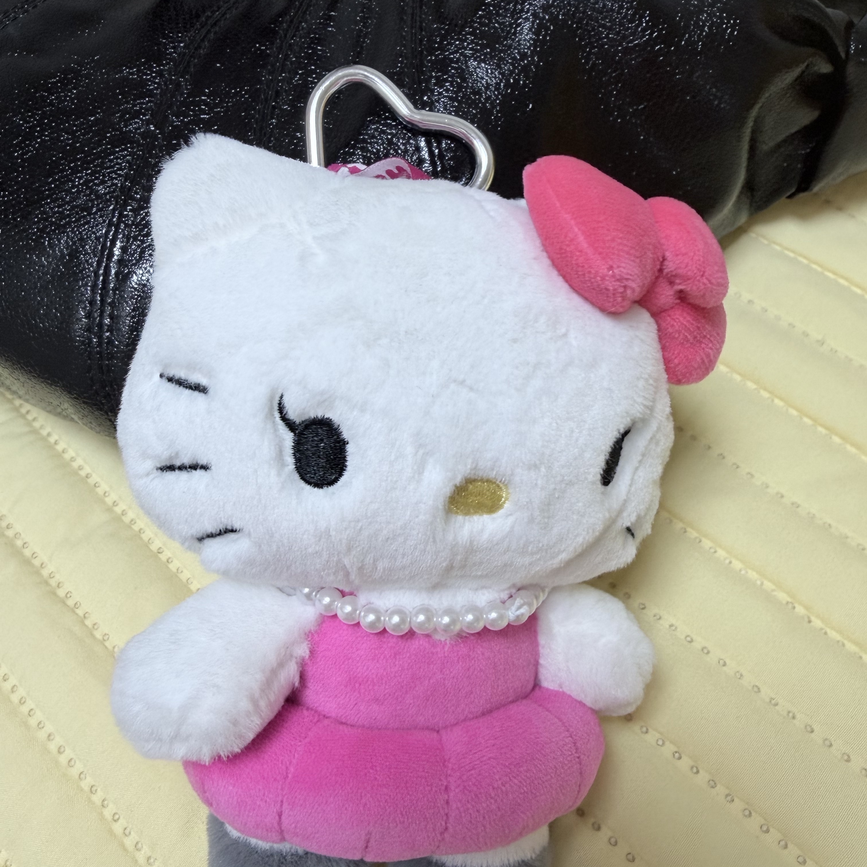 HELLO KITTY x JISOO Plush Keychain Red Pink (Opened Case) 착용 스타일 - 2