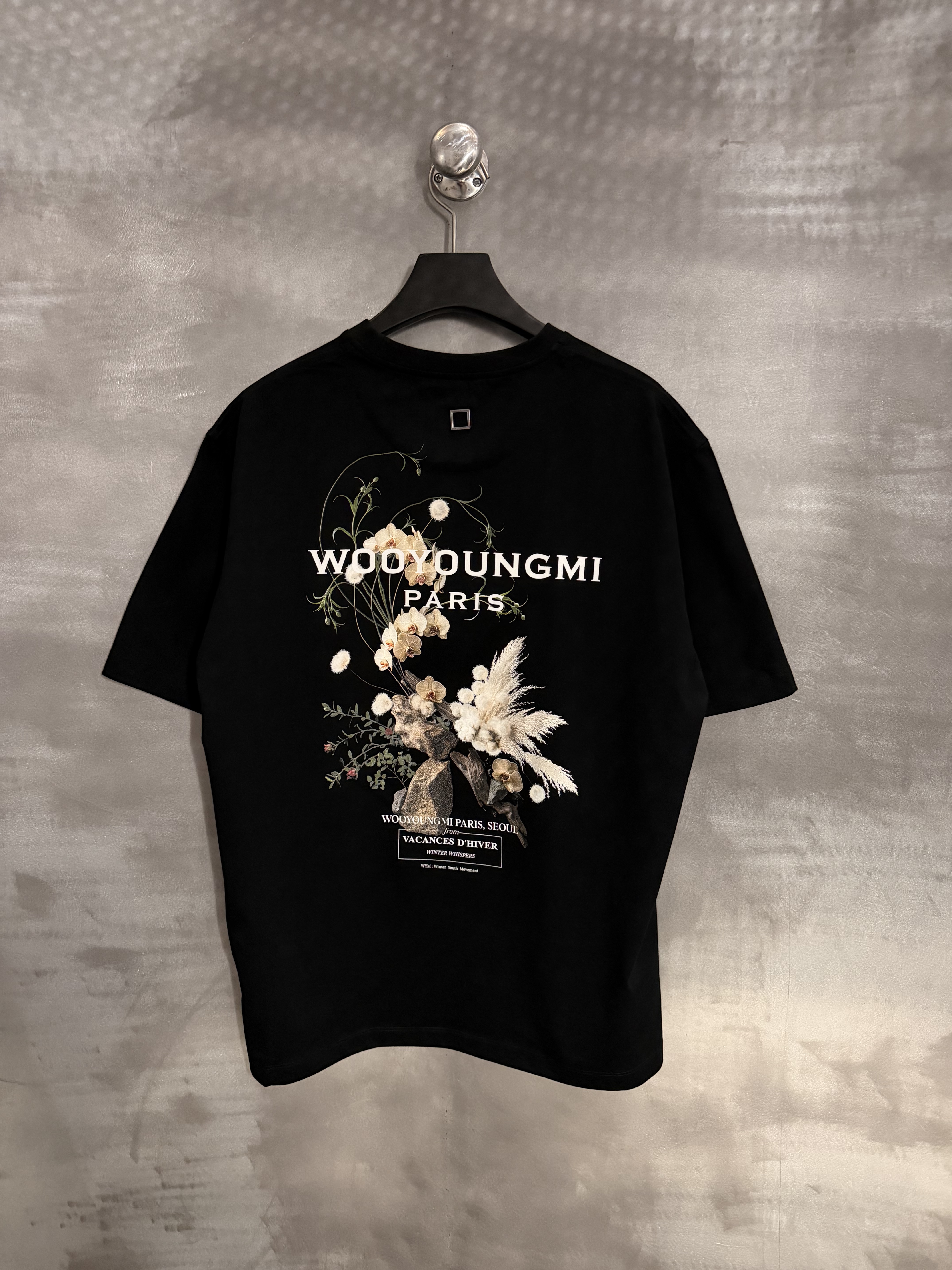 Wooyoungmi Flower Back Logo T-Shirt Black - 26FW 착용 스타일