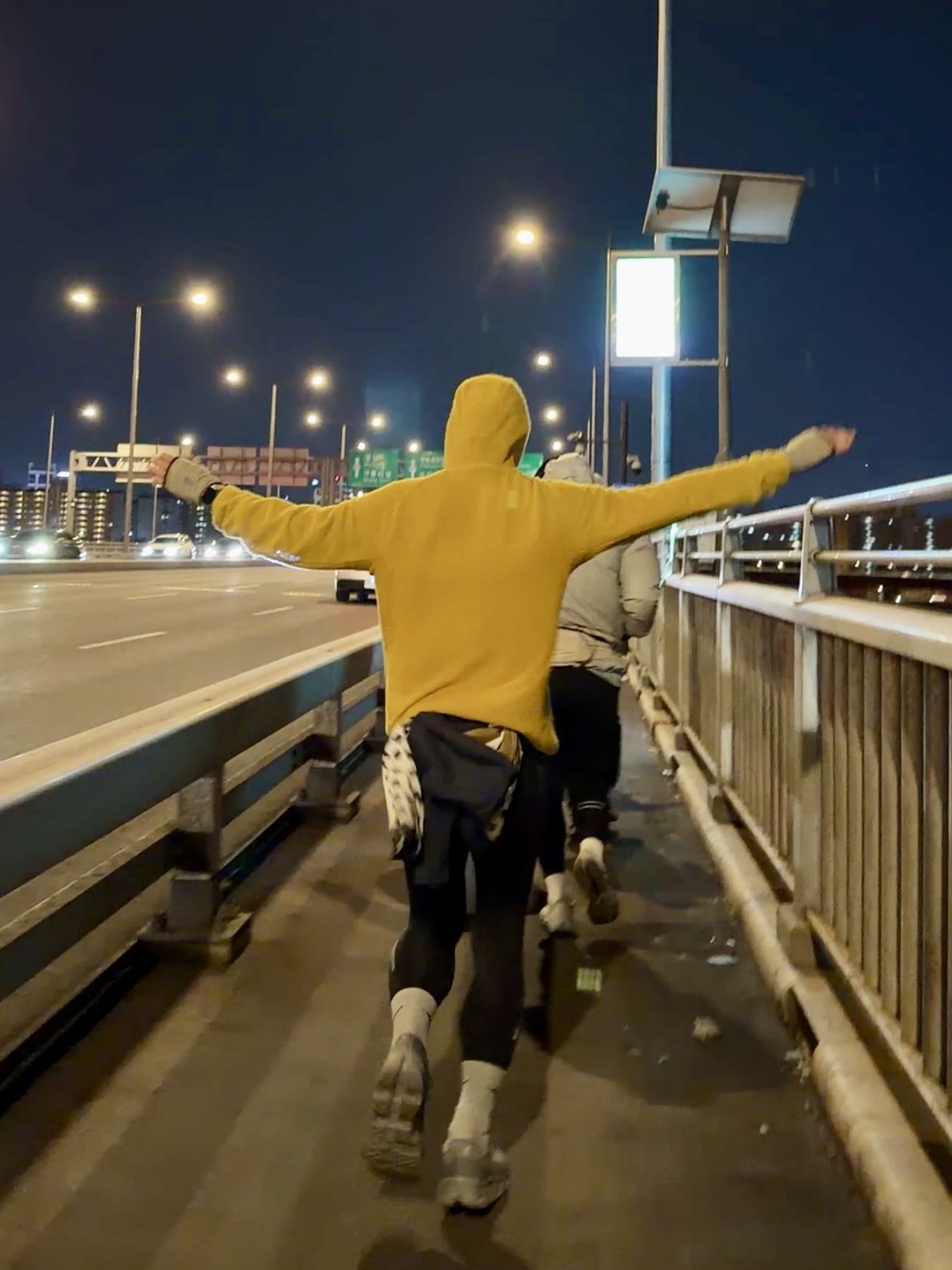 ZEROGRAM Polartec Alpha 90 Hoodie Mustard 착용 스타일 - 2