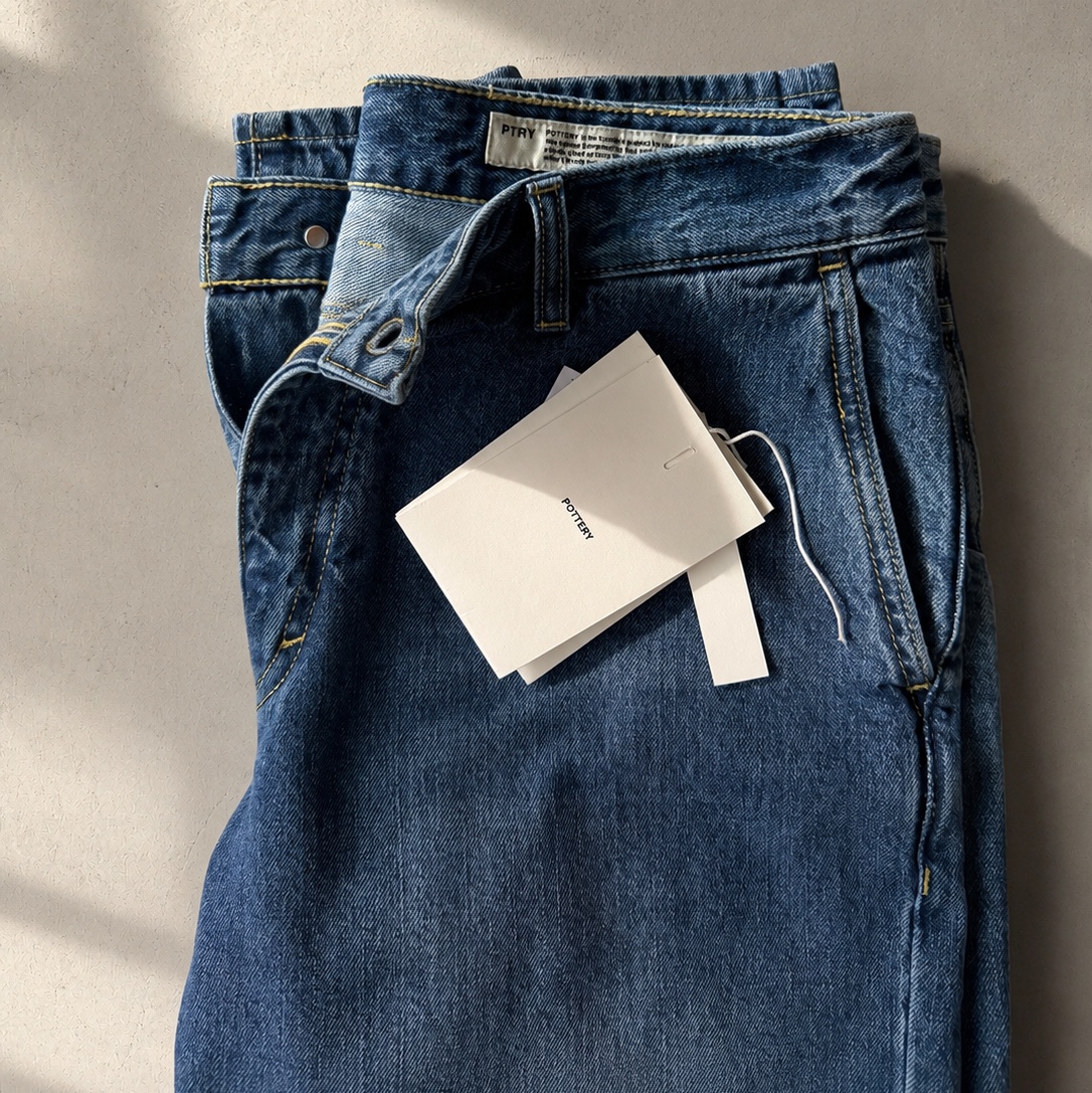 Pottery Easy Denim Pants Mid Blue 착용 스타일