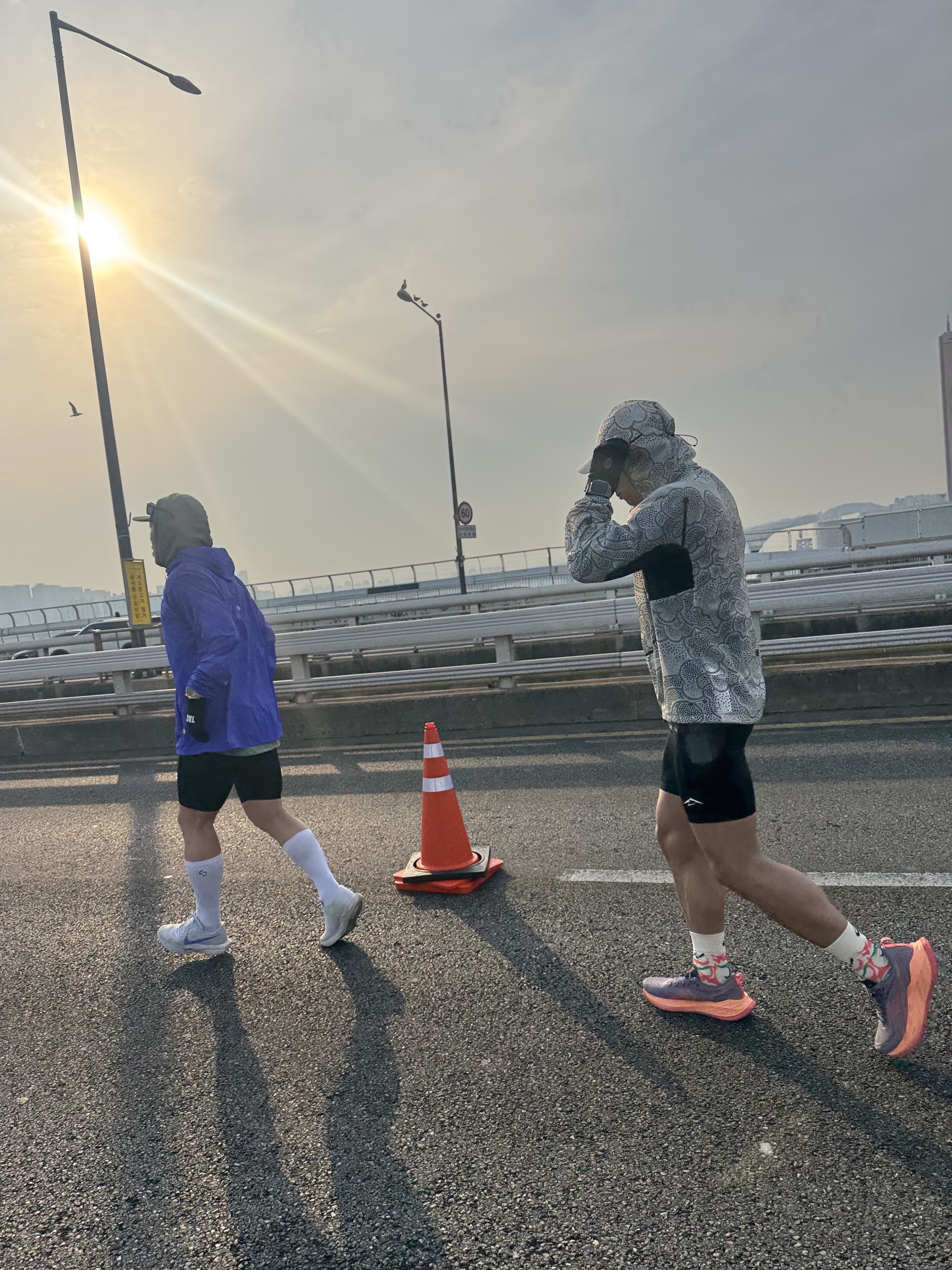 ARC Fingerless Running Gloves Black 착용 스타일 - 2